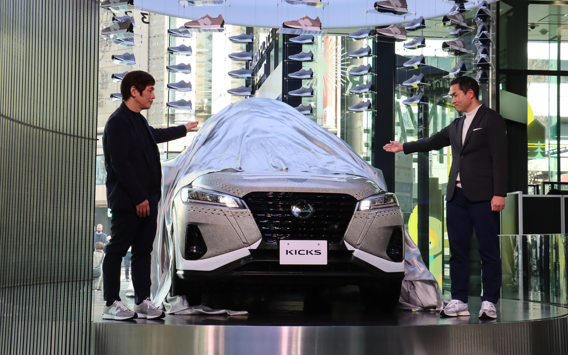 鈴木氏と岡部氏が壇上のキックス 327 EDITIONをアンベール