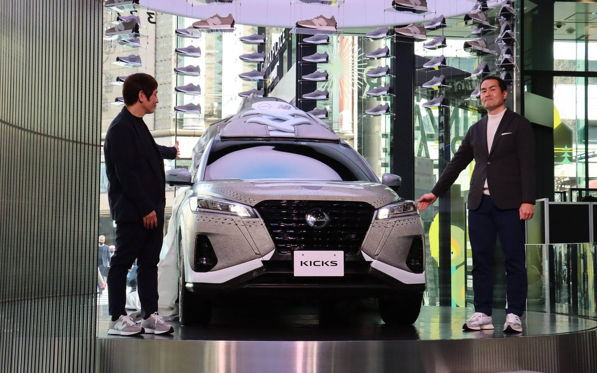 鈴木氏と岡部氏が壇上のキックス 327 EDITIONをアンベール