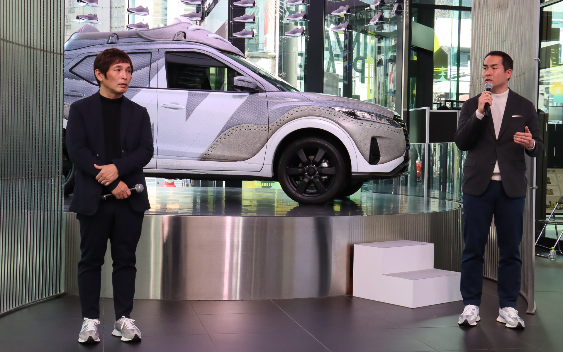 キックス 327 EDITIONと関連したキャンペーンについて説明する鈴木氏と岡部氏