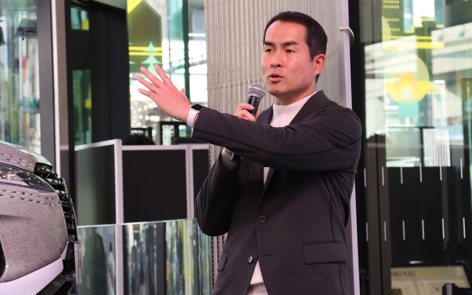 「CATCH THE KICKS」キャンペーンについて説明する岡部氏