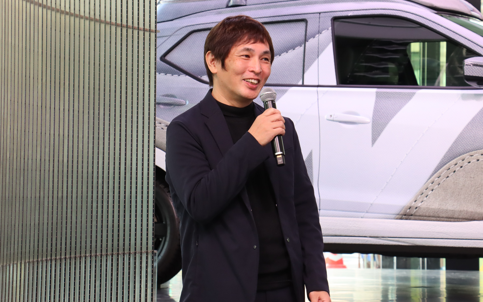 「ニューバランス銀座」とニッサン クロッシングの連動キャンペーンを紹介する鈴木氏