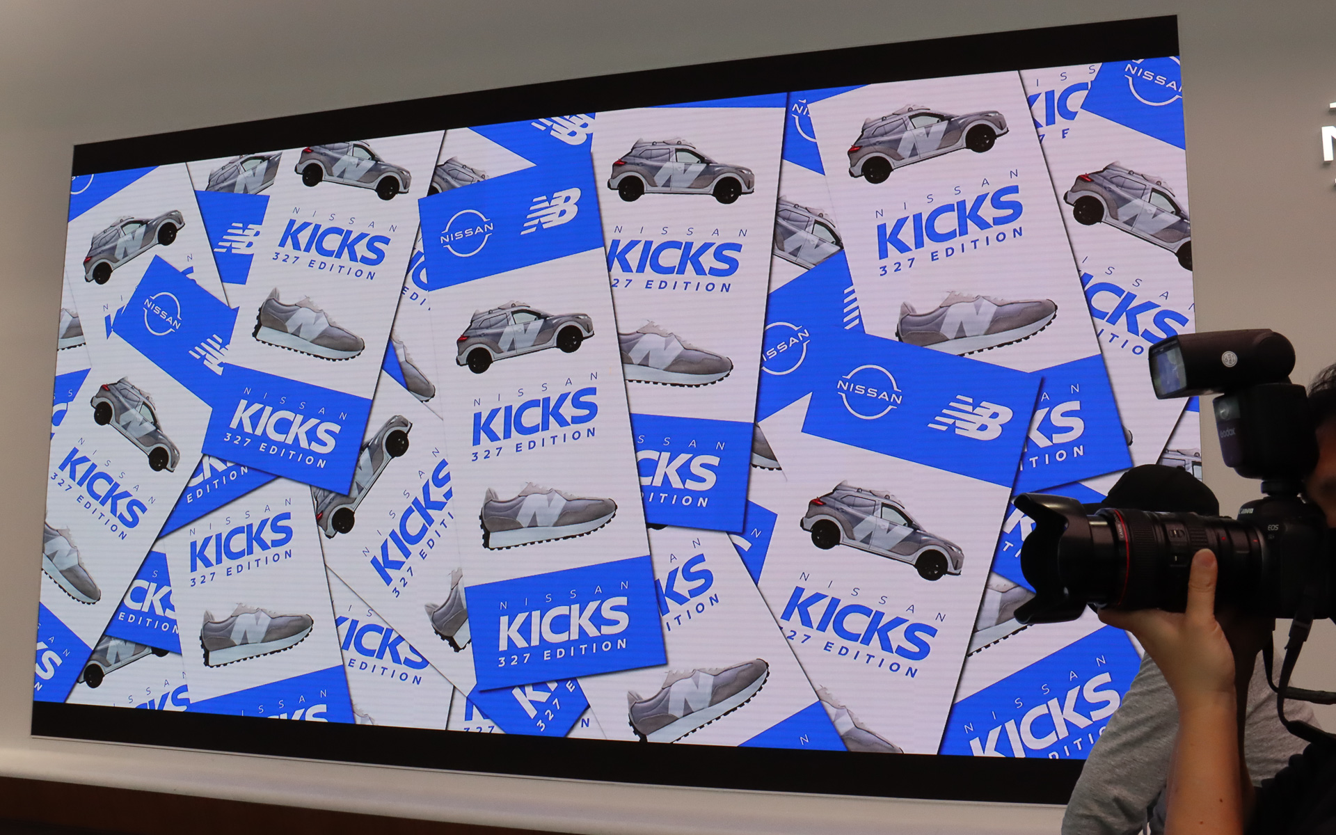 ニューバランス銀座で商品を3000円以上購入した人に贈られるキックス 327 EDITIONオリジナルステッカーを「CROSSING CAFE」で提示すると、オリジナルドリンク「MACCHI-ART」が1杯無料となる