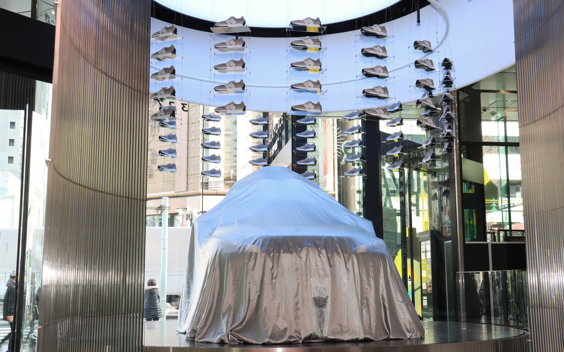 展示されるキックス 327 EDITIONの上に、ニューバランス 327がずらりと並ぶ