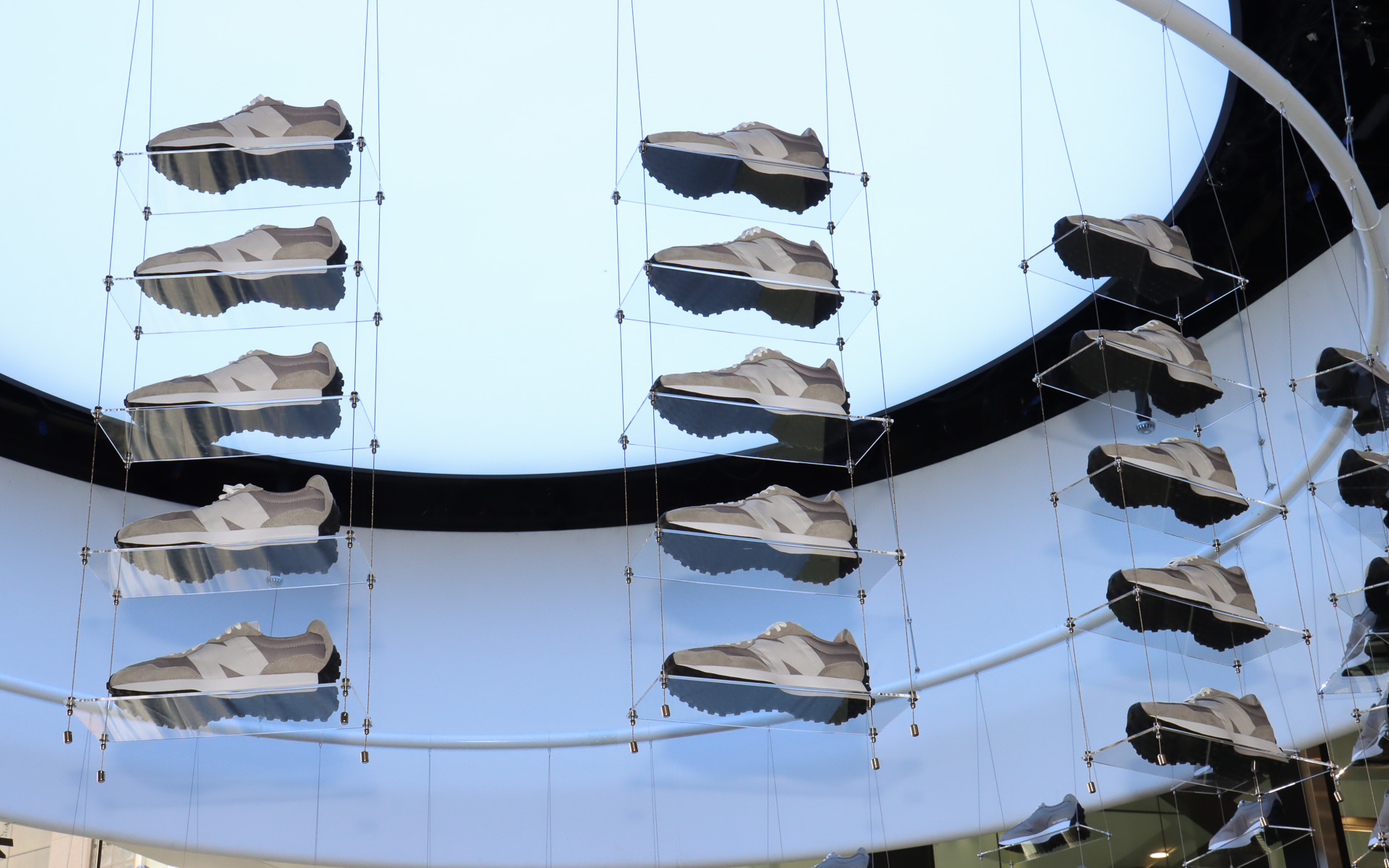 展示されるキックス 327 EDITIONの上に、ニューバランス 327がずらりと並ぶ