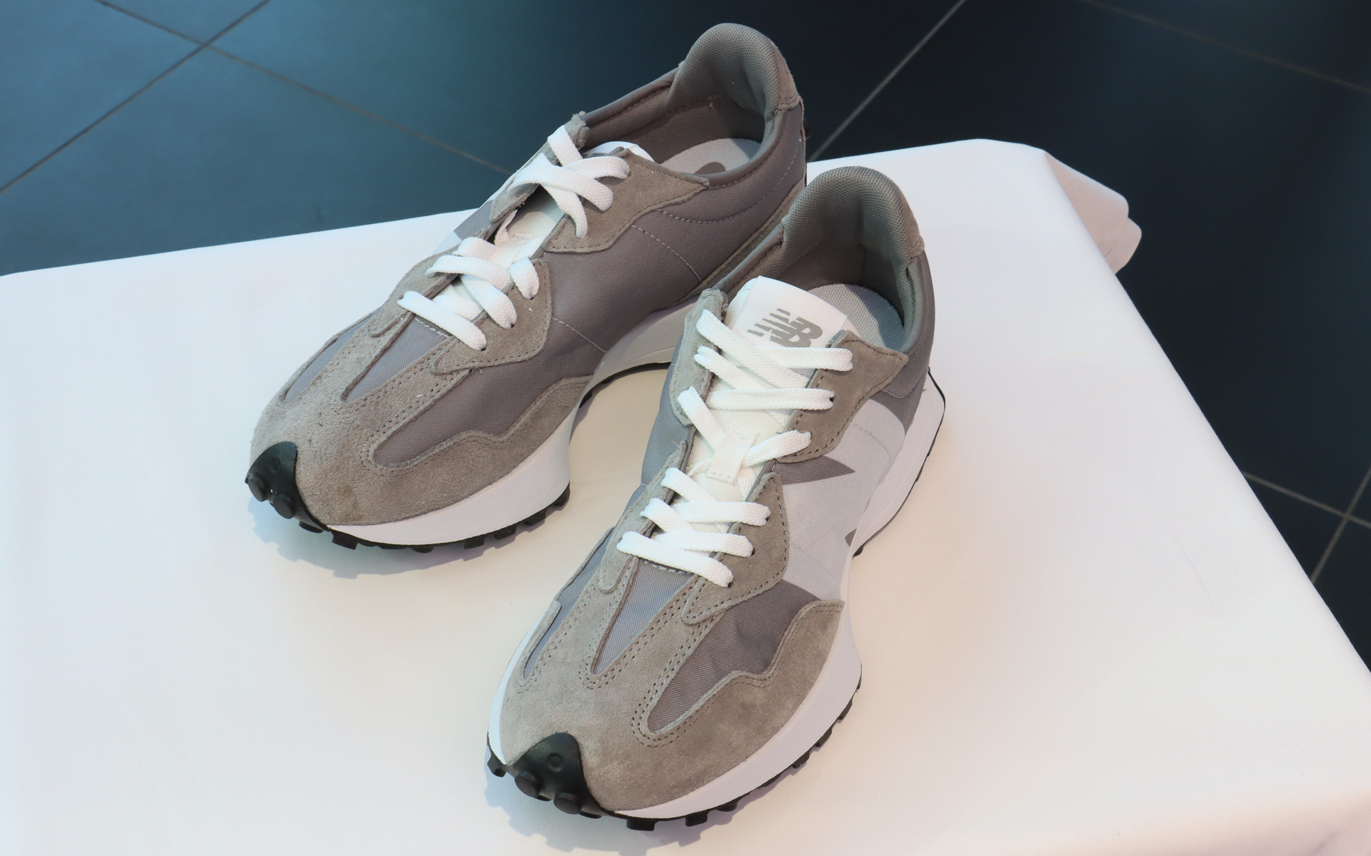 ニューバランス 327は数え切れないほどのバリエーションを誇る製品だが、タイアップであえてオーソドックスなグレーを選んだ理由について鈴木氏は「オーセンティックでニューバランスというブランドを象徴するカラーとなっており、今回のタイアップで“本物のブランド感”を表現するために選びました。また、同じグレーでも素材と部位によって異なっており、キックスのコンセプトにマッチするんじゃないかという思いもあって採用しています」と答えた