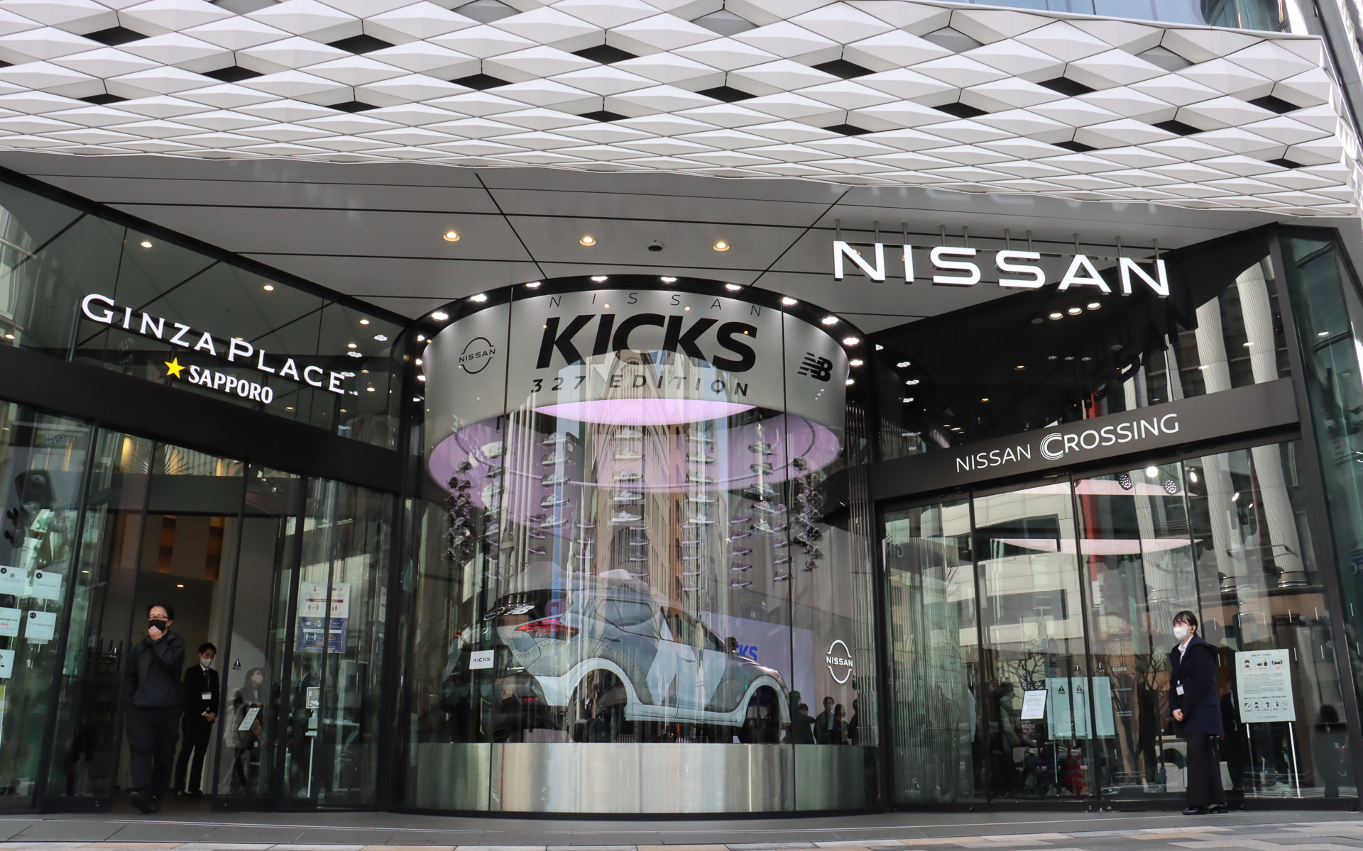 キックス 327 EDITIONは表通りからも見ることができるニッサン クロッシング1階の展示スペース「Cylinder」に置かれている