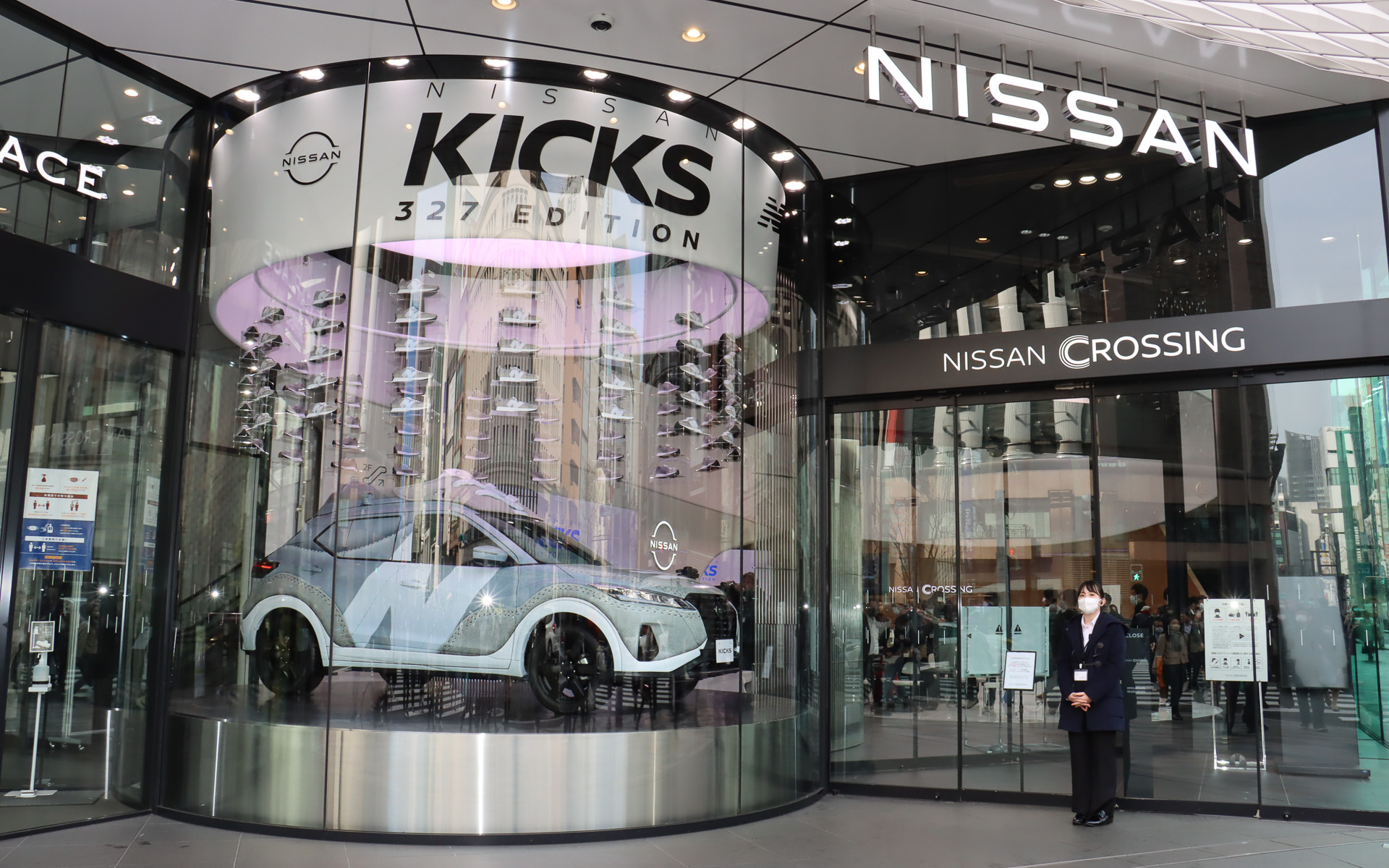 ニューバランス 327をモチーフにした特徴的な外観は注目度が高く、通りがかった人が気が付くとスマートフォンで写真を撮り、興味深そうに眺めていく光景も多数見られた