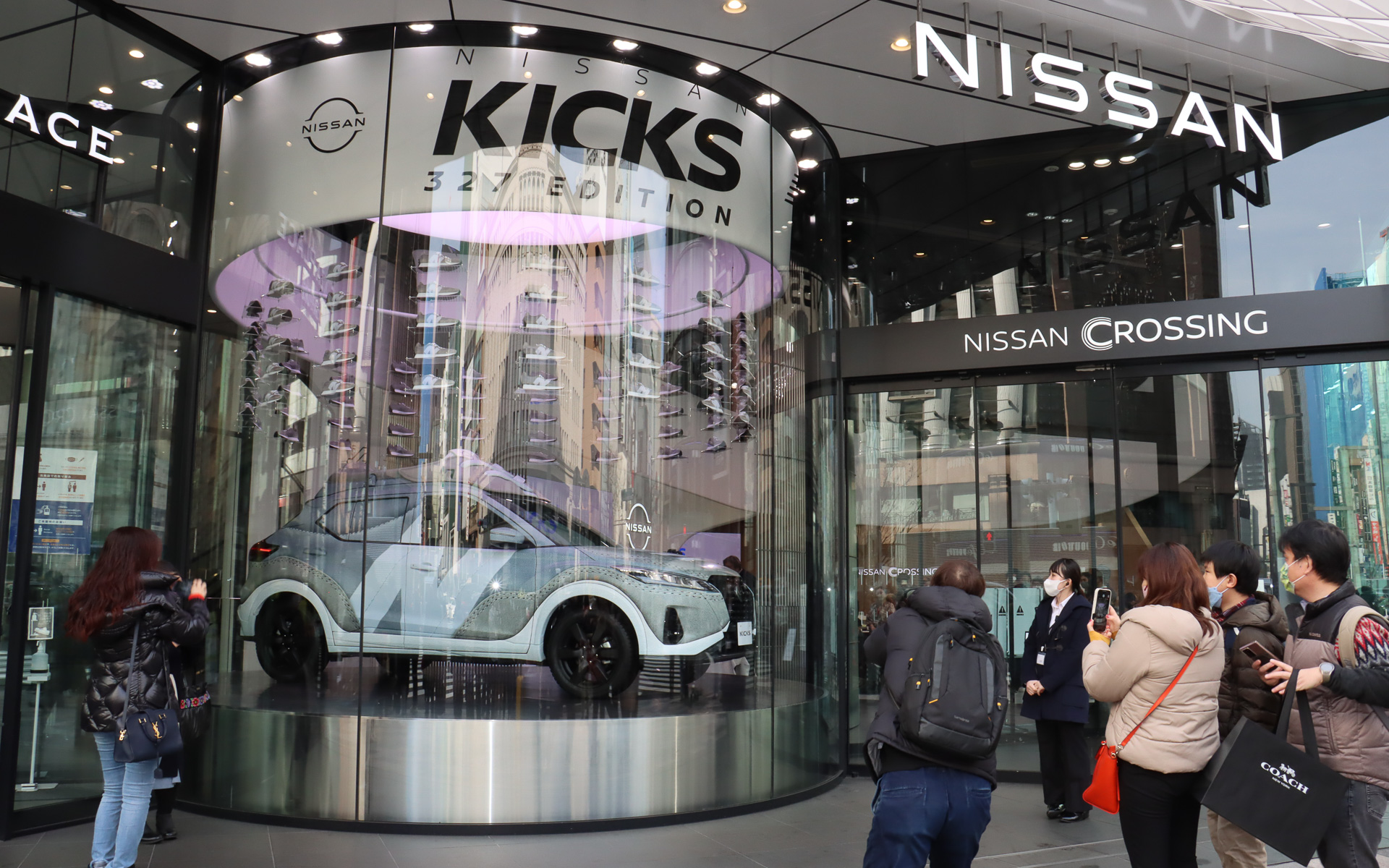 ニューバランス 327をモチーフにした特徴的な外観は注目度が高く、通りがかった人が気が付くとスマートフォンで写真を撮り、興味深そうに眺めていく光景も多数見られた