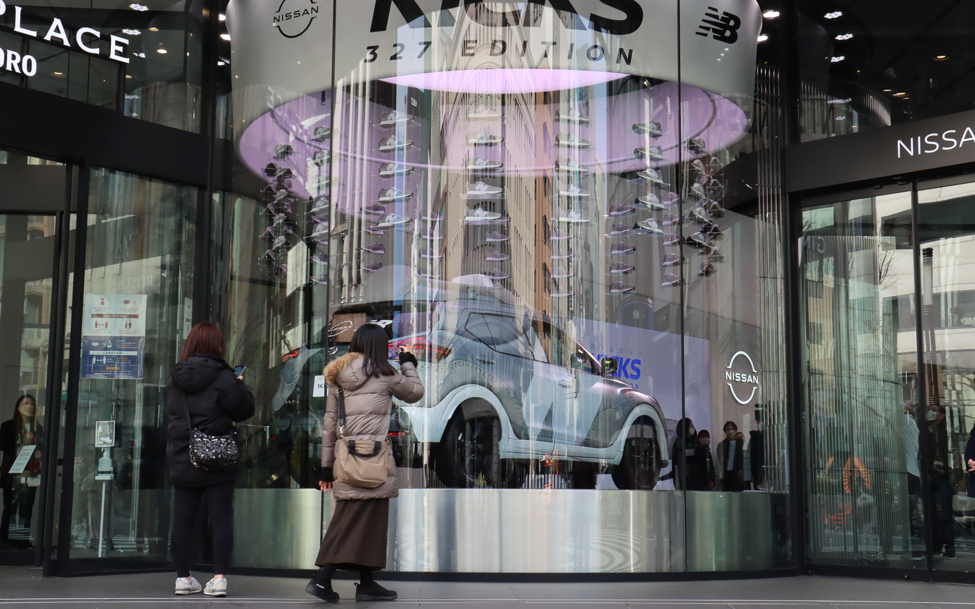 ニューバランス 327をモチーフにした特徴的な外観は注目度が高く、通りがかった人が気が付くとスマートフォンで写真を撮り、興味深そうに眺めていく光景も多数見られた