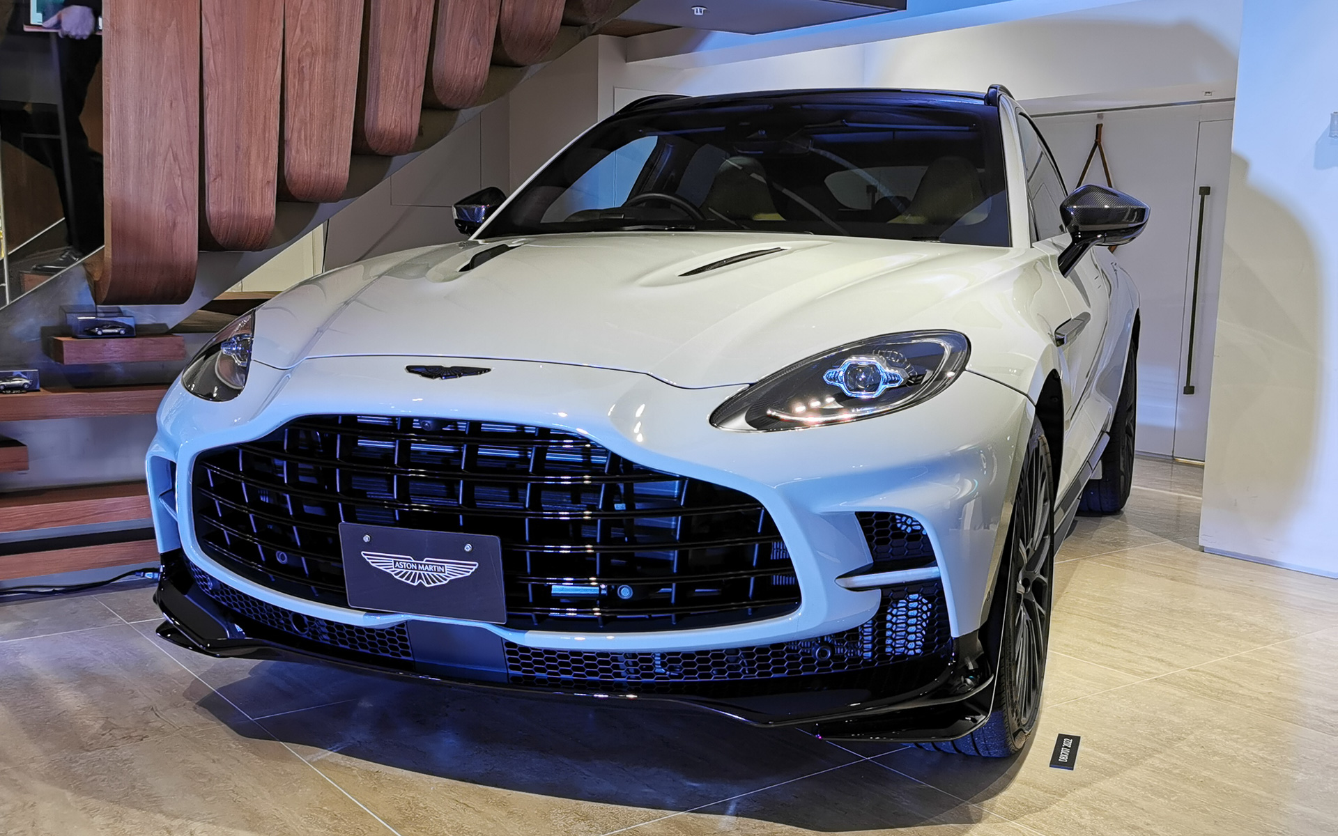 スポーツカーと同等の性能を持つSUV「DBX707」（2022年式）