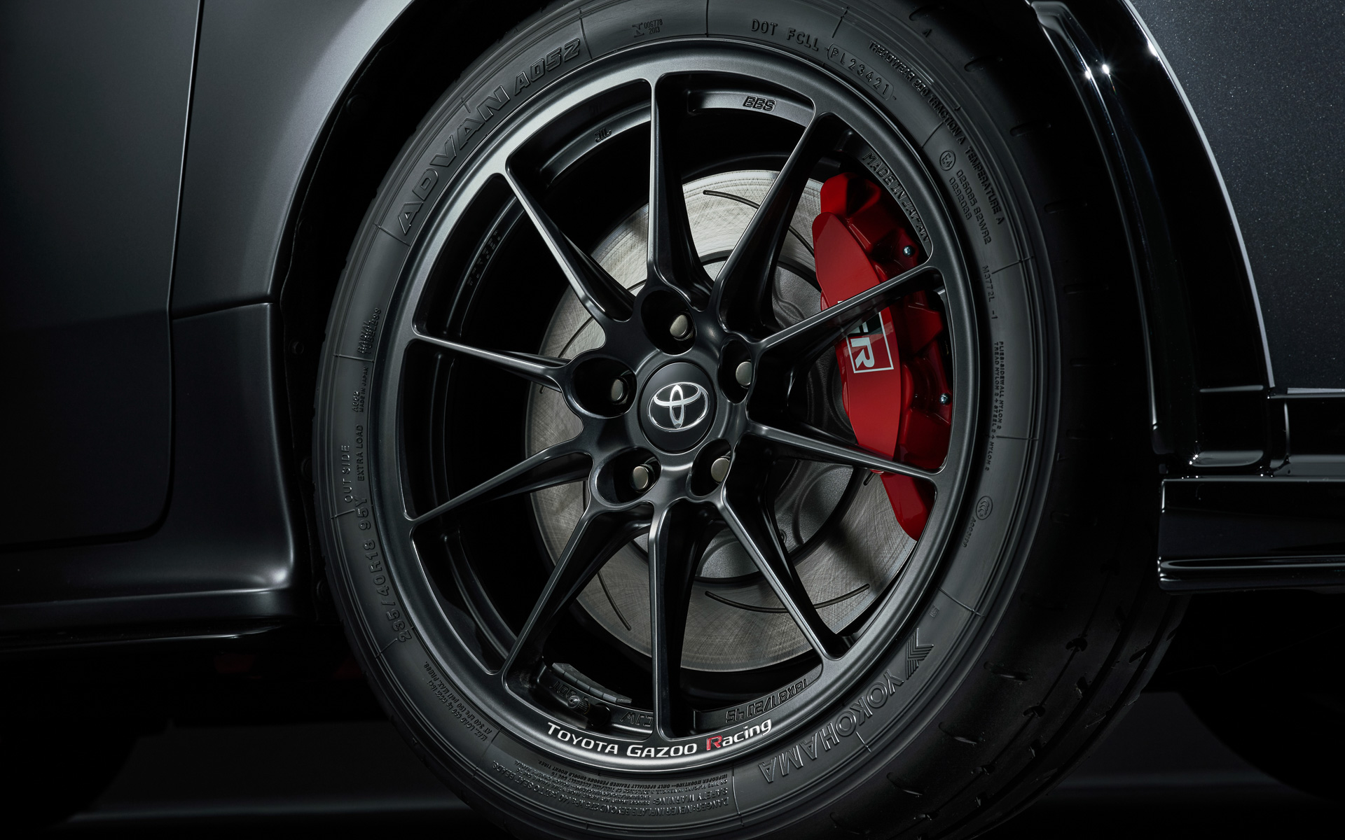 GRMNヤリス サーキットパッケージに装着されるADVAN A052