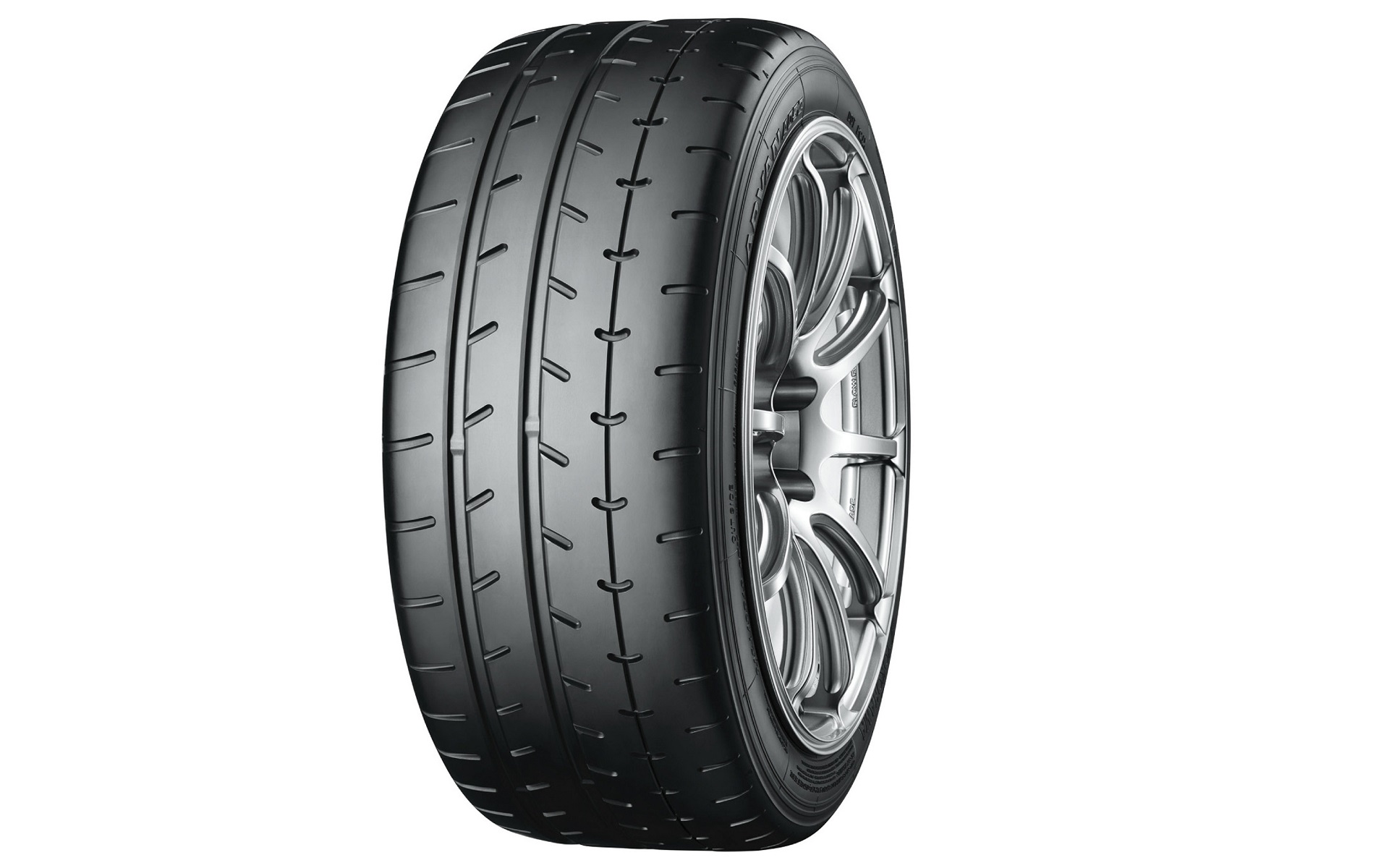 GRMNヤリス サーキットパッケージに装着されるADVAN A052