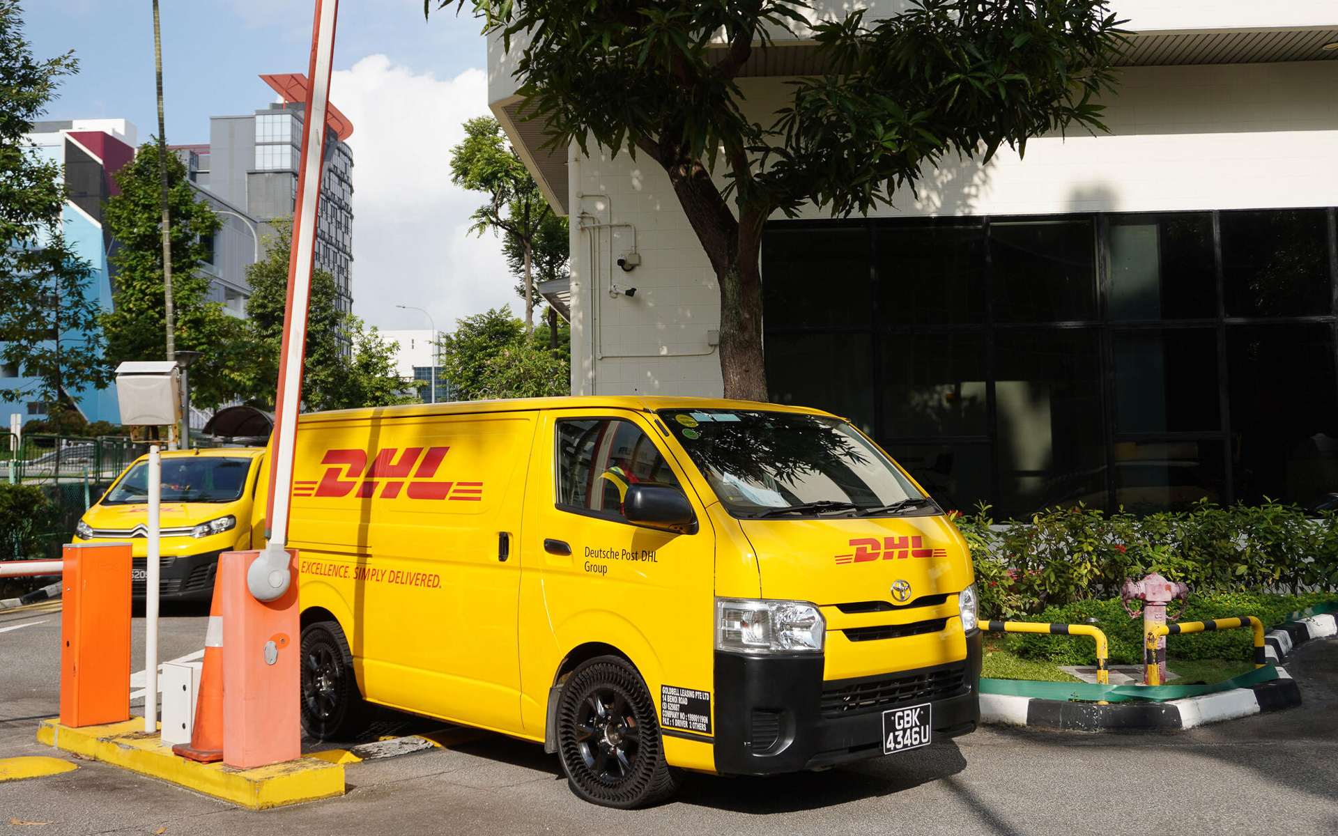 ミシュランのエアレスタイヤ「アプティス（プロトタイプ）」が装着されたDHL Expressの車両