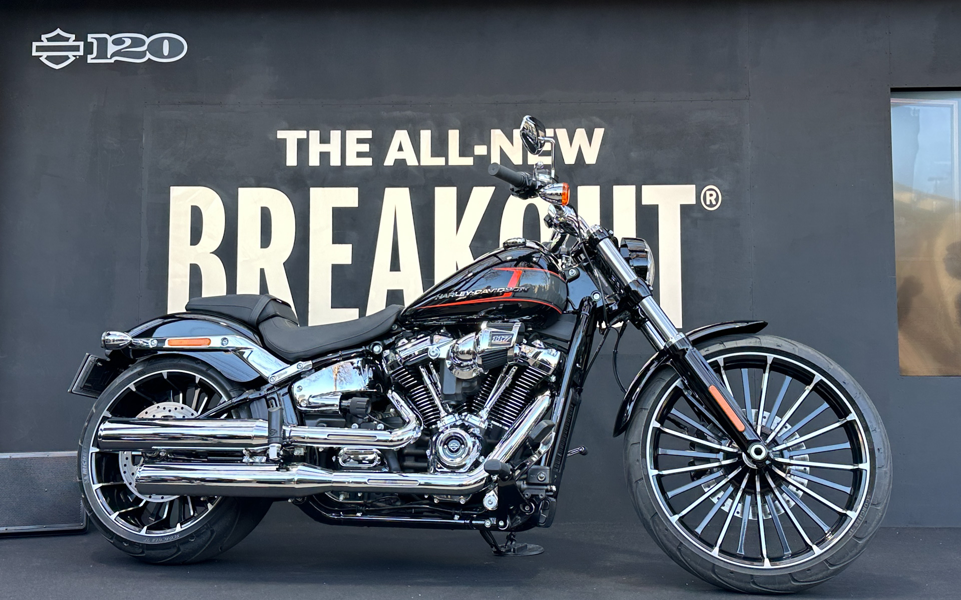 ブレイクアウト（BREAKOUT）。全長:2370mm、ホイールベース:1695mm、シート高（無負荷状態）:665mm、車両重量:310kg、フロントタイヤ:130/60B21,63H,BW、リアタイヤ:240/40R18,79V,BW、