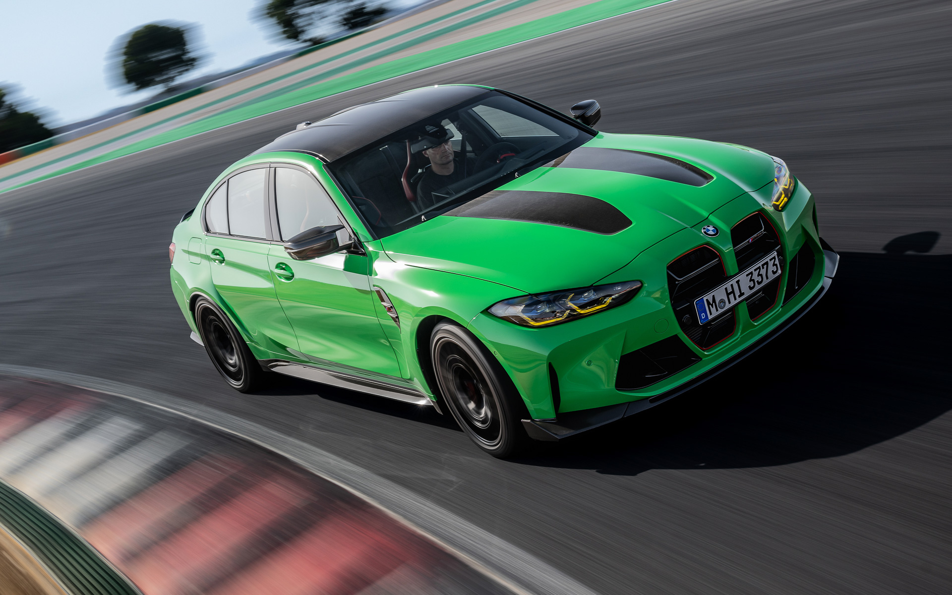 ボンネットには2つのダクトが設けられている