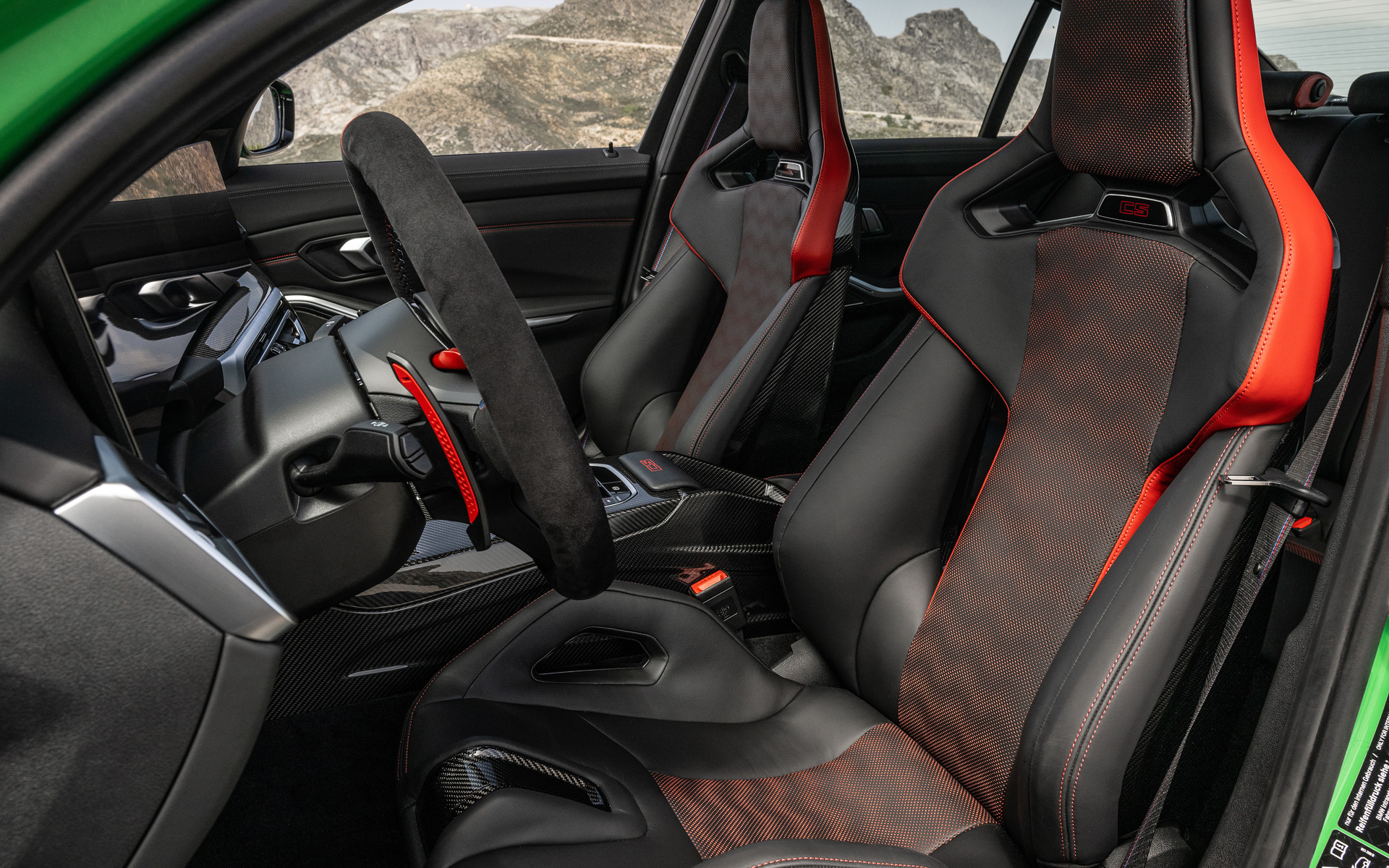 運転席と助手席には専用デザインのMカーボンバケットシートを標準装備する