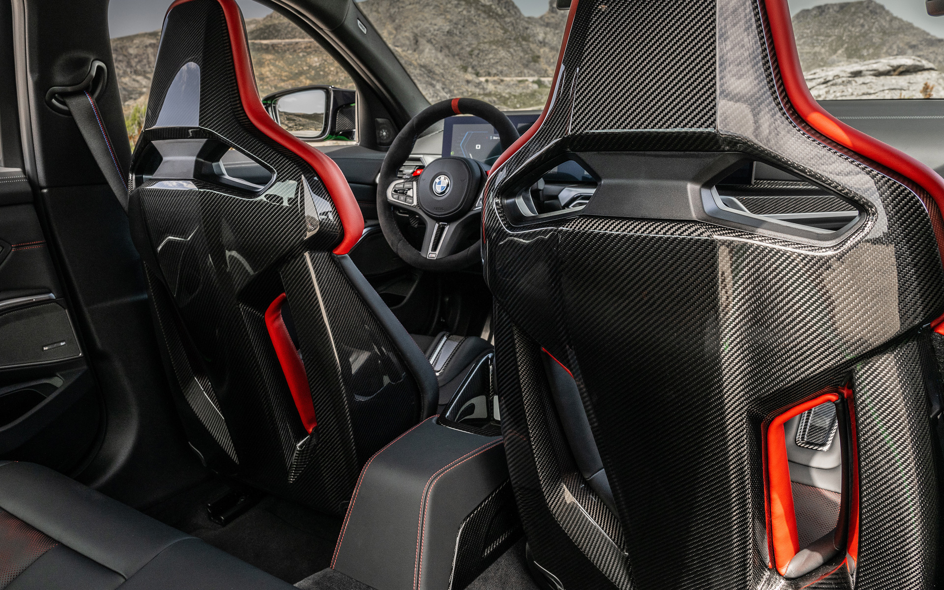 運転席と助手席には専用デザインのMカーボンバケットシートを標準装備する