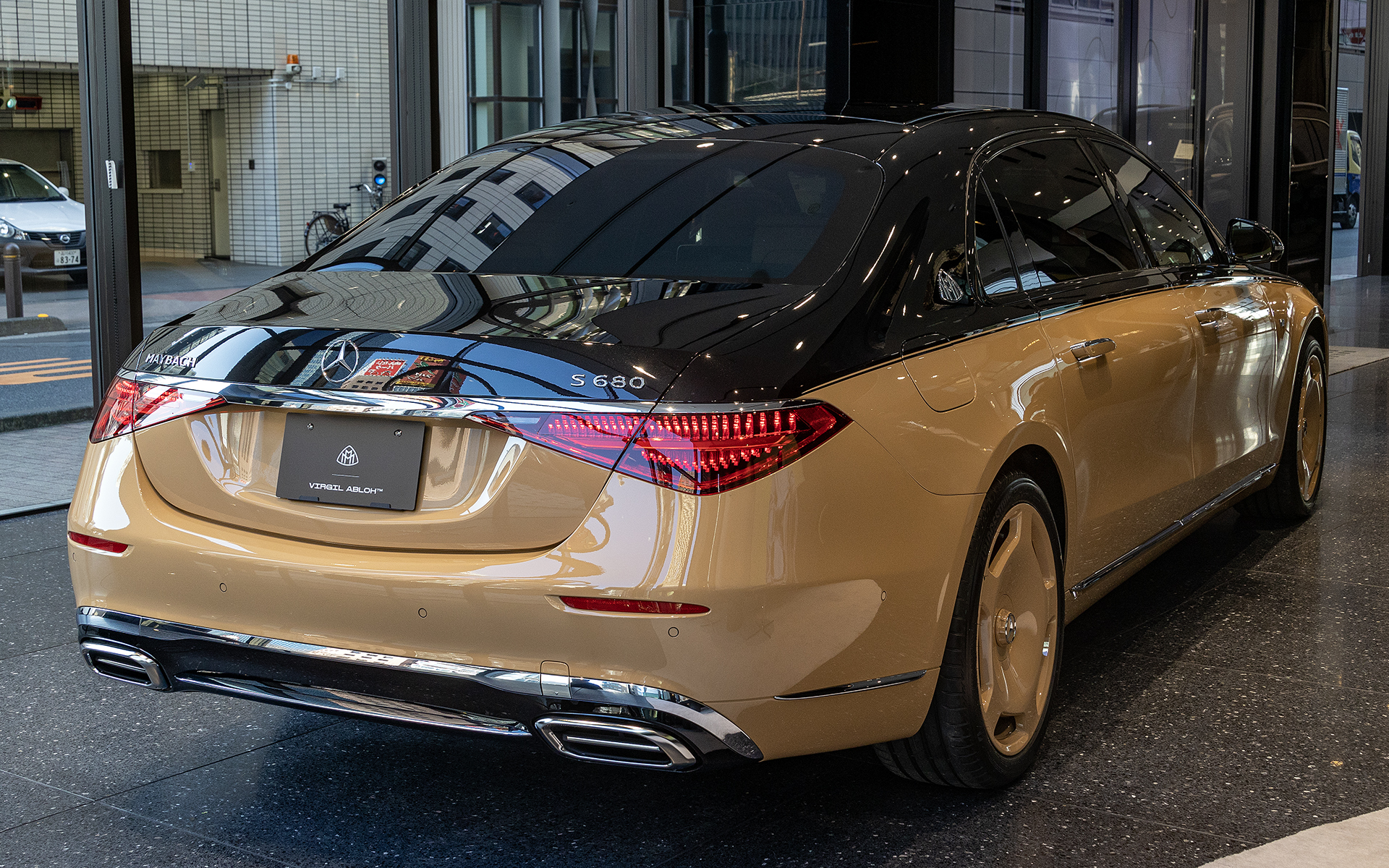 外装色は「Project MAYBACH」と同じくコロラドベージュ（ソリッド）/オブシディアンブラック（メタリック）という専用色