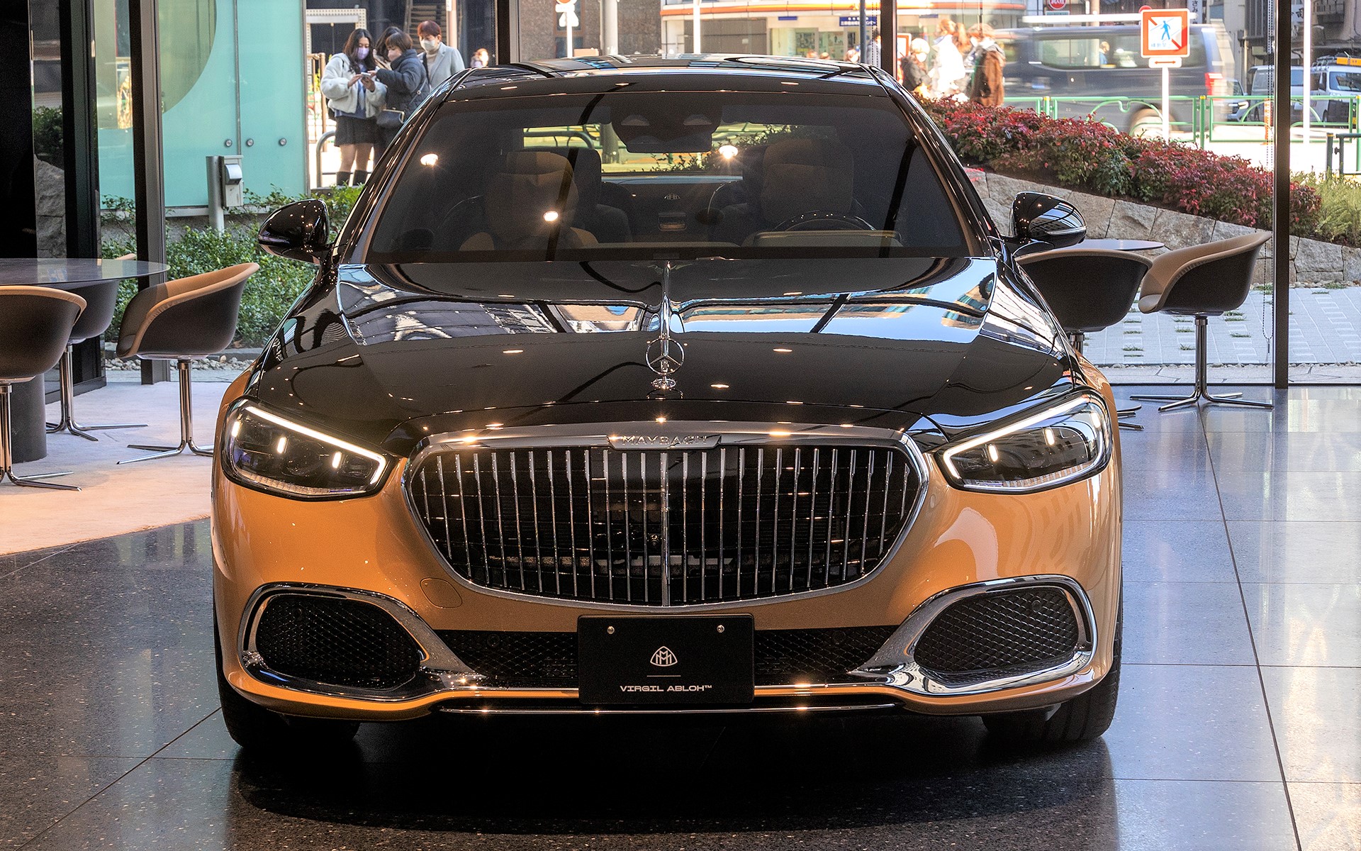 フロントビュー。ボディカラー以外はマイバッハS680 4MATICと同じ