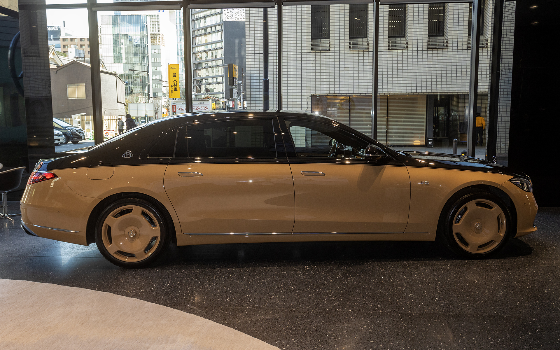 メルセデス・ベンツ Sクラスロングホイールモデルよりさらに180mm長い3395mmのホイールベース。全長は5470mm