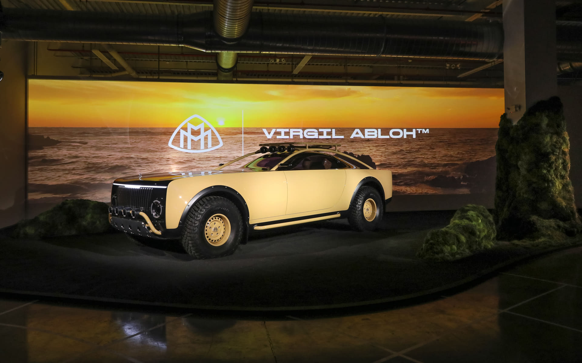 ヴァージル・アブロー氏がデザインした「Project MAYBACH」とは、都市志向であったマイバッハブランドをオフロードシーン向けに仕立てた2シーターの電動オフロードクーペ