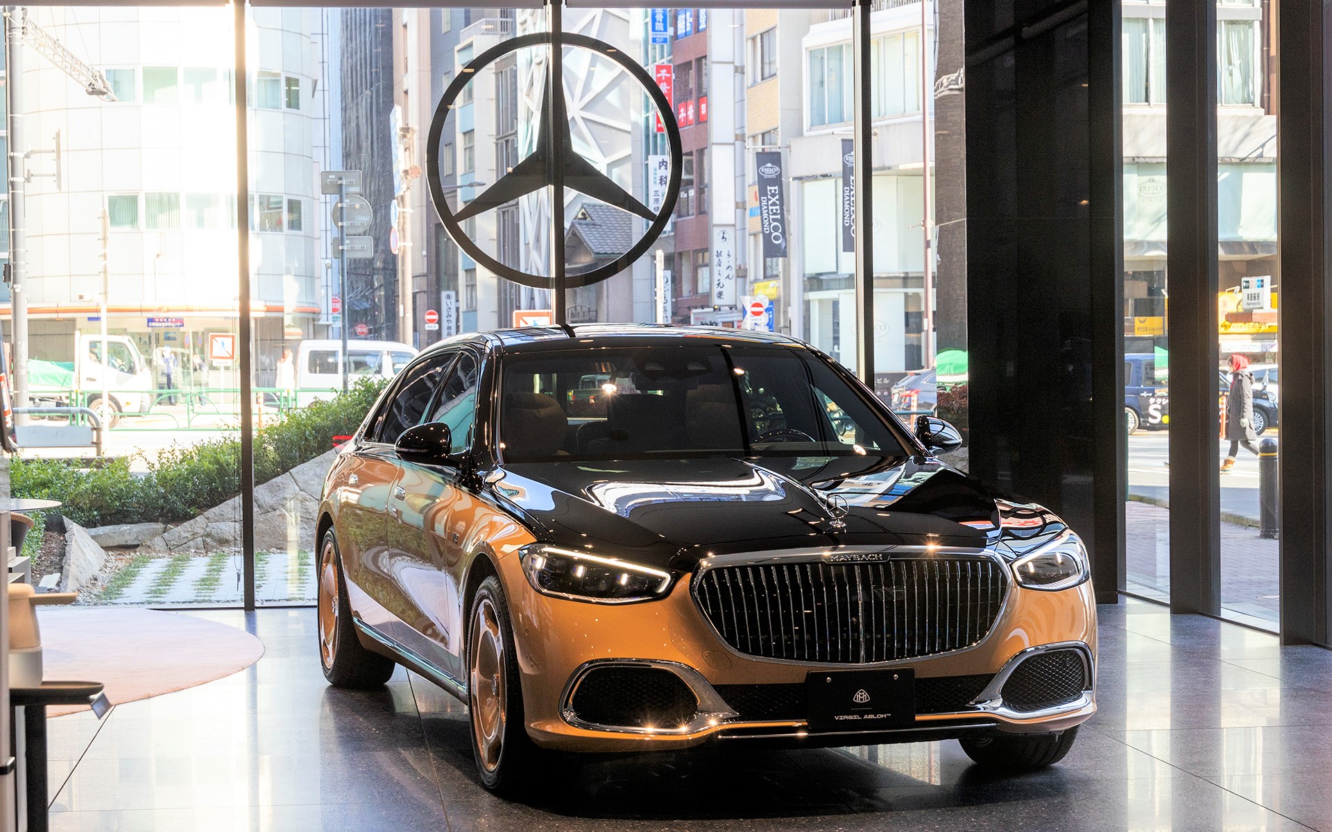 メルセデス・ベンツ伝統の塗色といえるオブシディアンブラックに「Project MAYBACH」と「リミテッド エディション マイバッハ バイ ヴァージル アブロー」に使われるコロラドベージュの2トーン