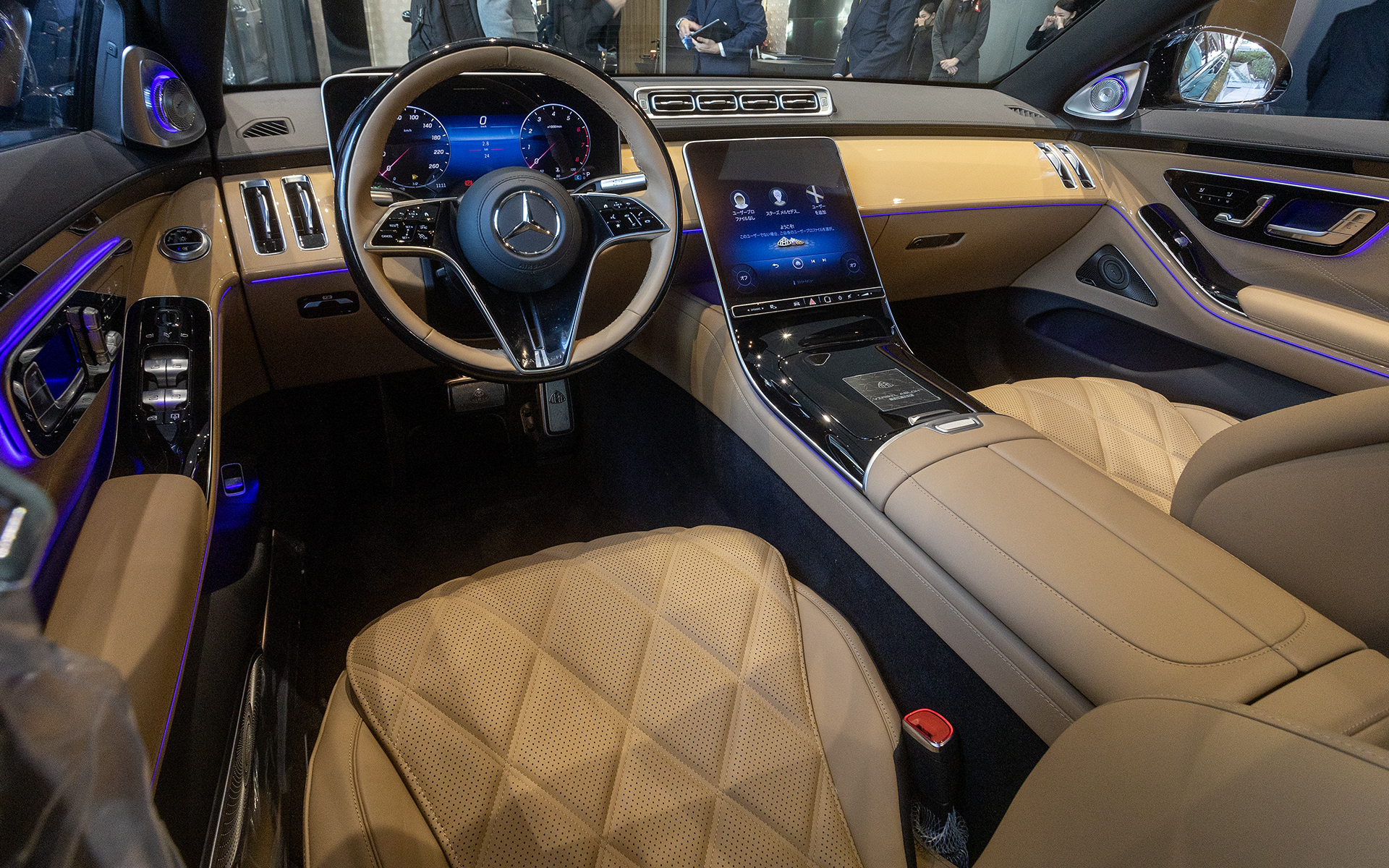 シート、ドア、ダッシュボード下部、ルーフライナーはブラックとサンドカラーのナッパレザー。ステアリングホイールはウッド＆ナッパレザー