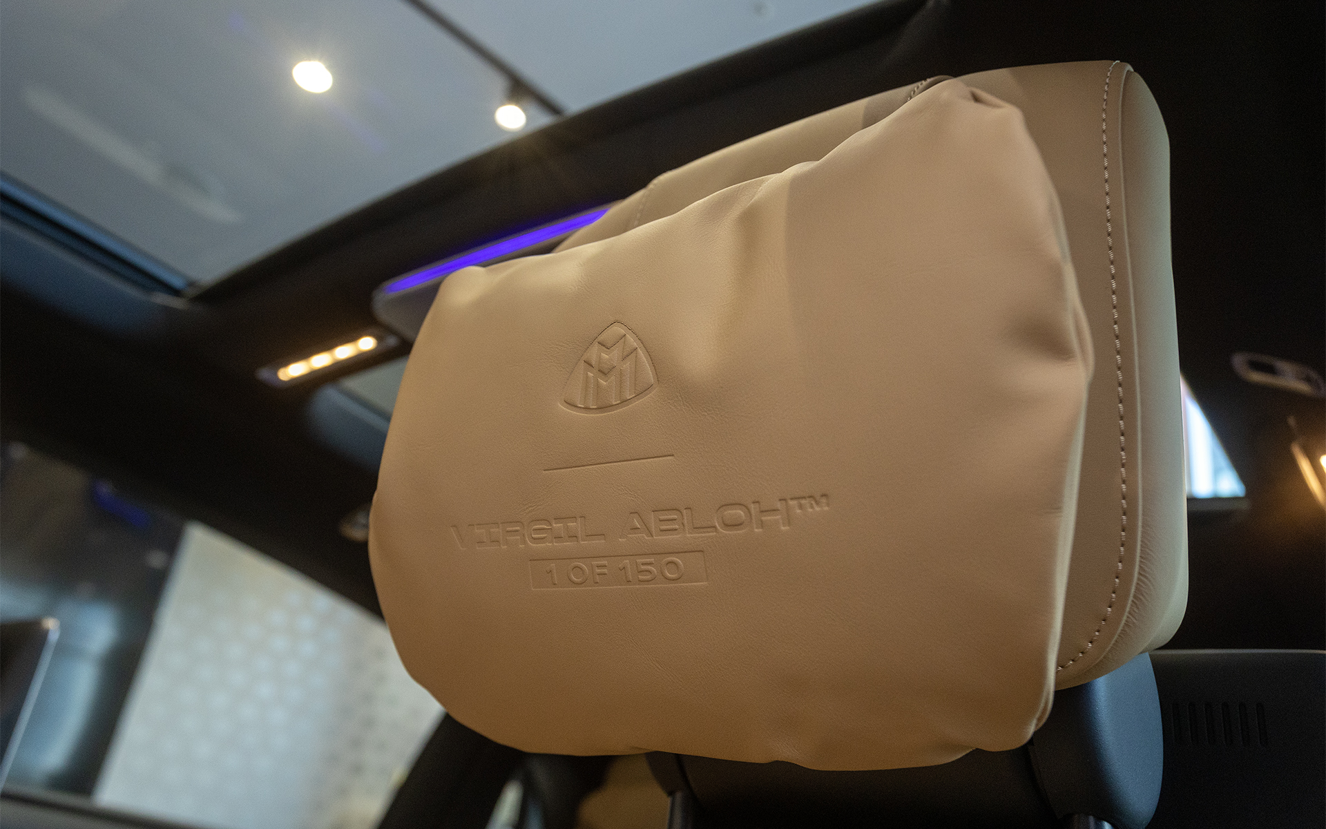 ロゴ入りのヘッドレストは4脚ともに付く