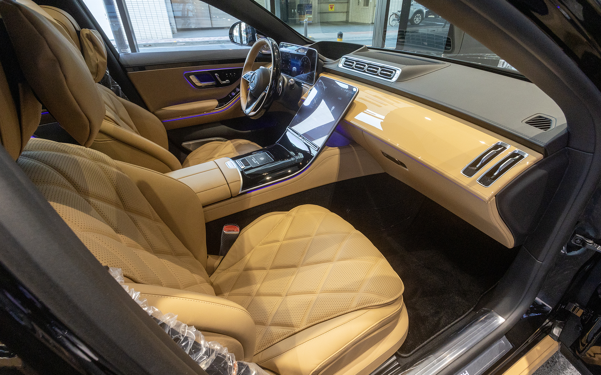 ダッシュボード前面もシートなどと同色の仕上げとなる