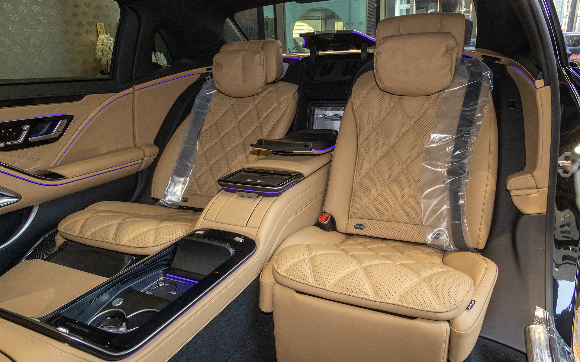 リアシート。センターのアームレスト部にはMBUX操作タブレットがセットできる