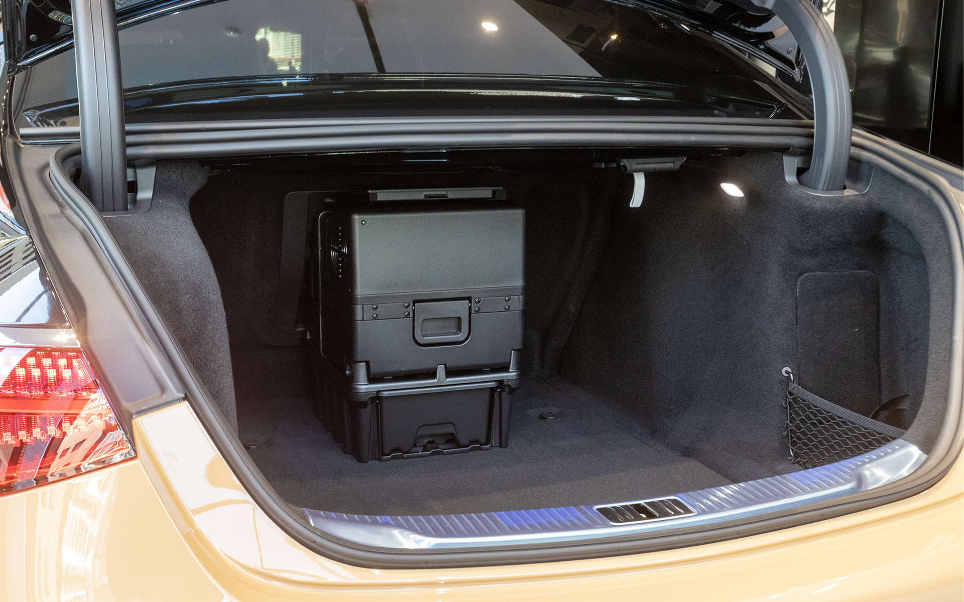 センターコンソールにはワインなどを冷やしておくための冷蔵庫が設置される。これはトランク側から見たところ