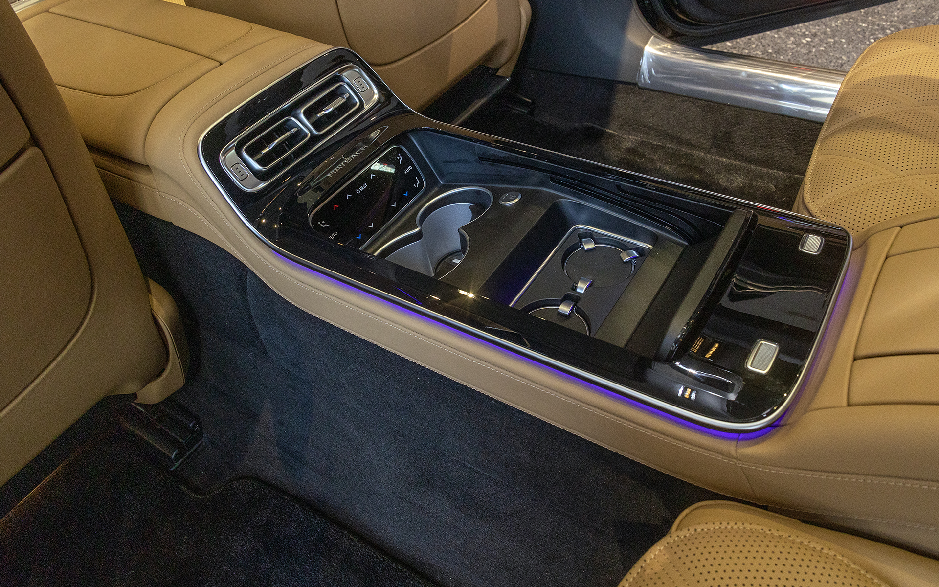 カップホルダーのほかにワイングラス用のホルダーもある