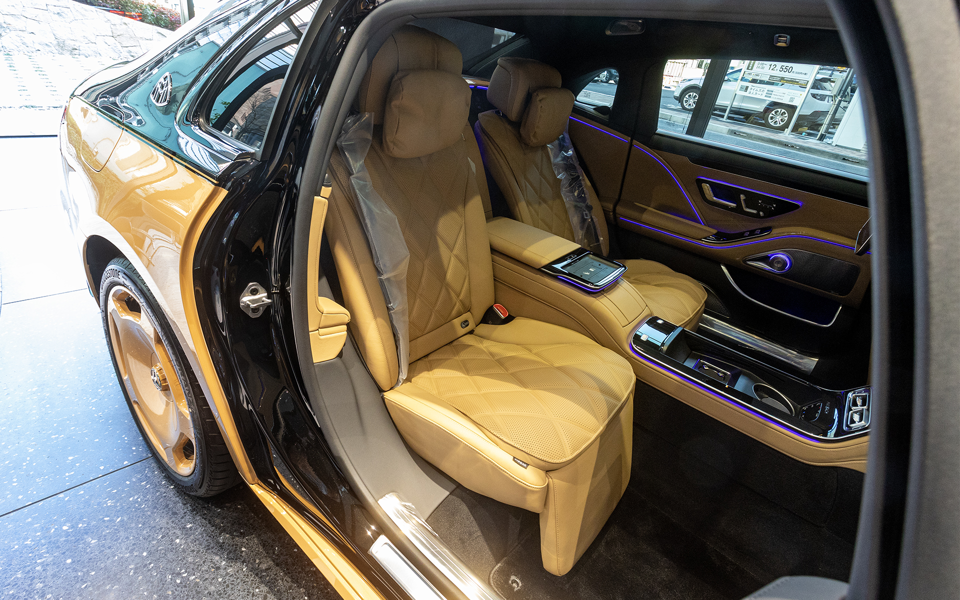 こちらがリクライニングを起こして、オットマンを格納した状態