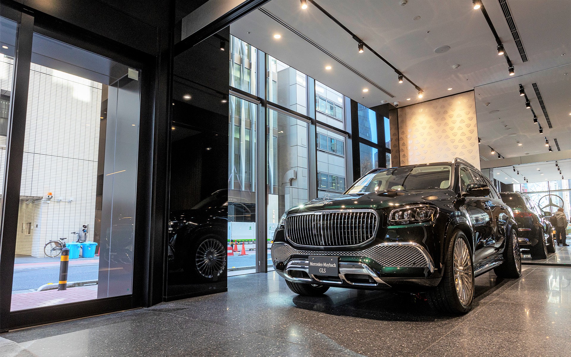店内にはメルセデス・マイバッハ GLSも展示される