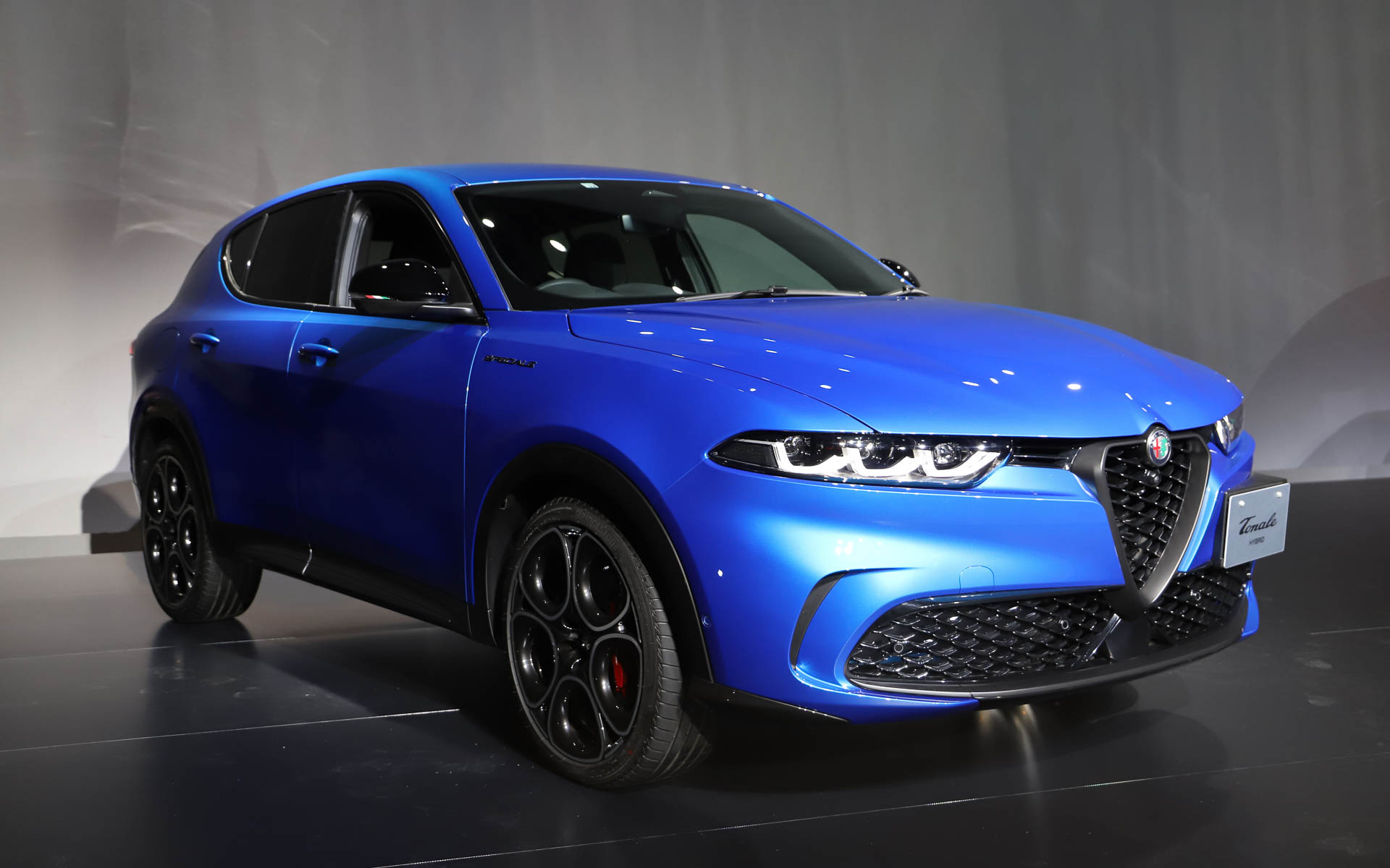 トナーレ導入記念モデル「エディツィオーネ・スペチアーレ」。ボディカラーはミザーノ ブルー。ボディサイズは4530×1835×1600mm（全長×全幅×全高）、ホイールベースは2635mm