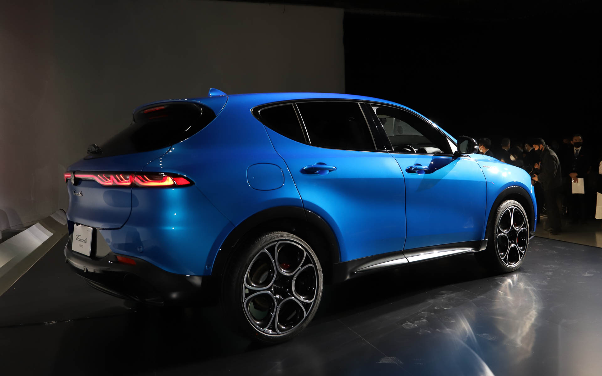 トナーレ導入記念モデル「エディツィオーネ・スペチアーレ」。ボディカラーはミザーノ ブルー。ボディサイズは4530×1835×1600mm（全長×全幅×全高）、ホイールベースは2635mm