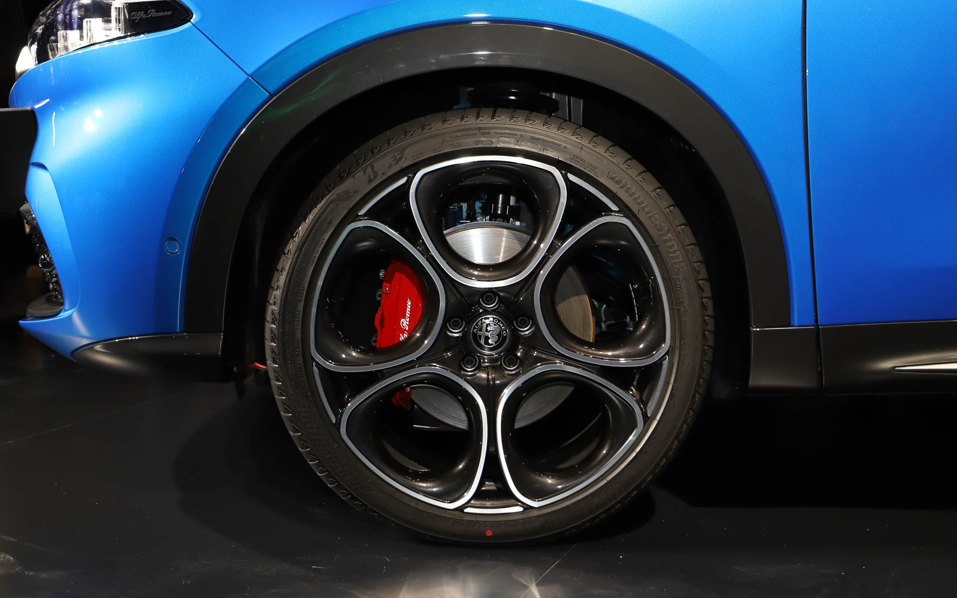 20インチ5ホール ブラック アルミホイール（ダイヤモンドカット）を標準装備。タイヤサイズは235/40R20