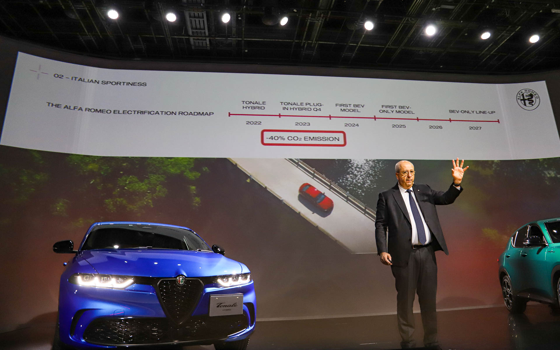 －40％のCO2削減を目指すとともに、2027年にはBEVのみのラインアップとなる方針を示した