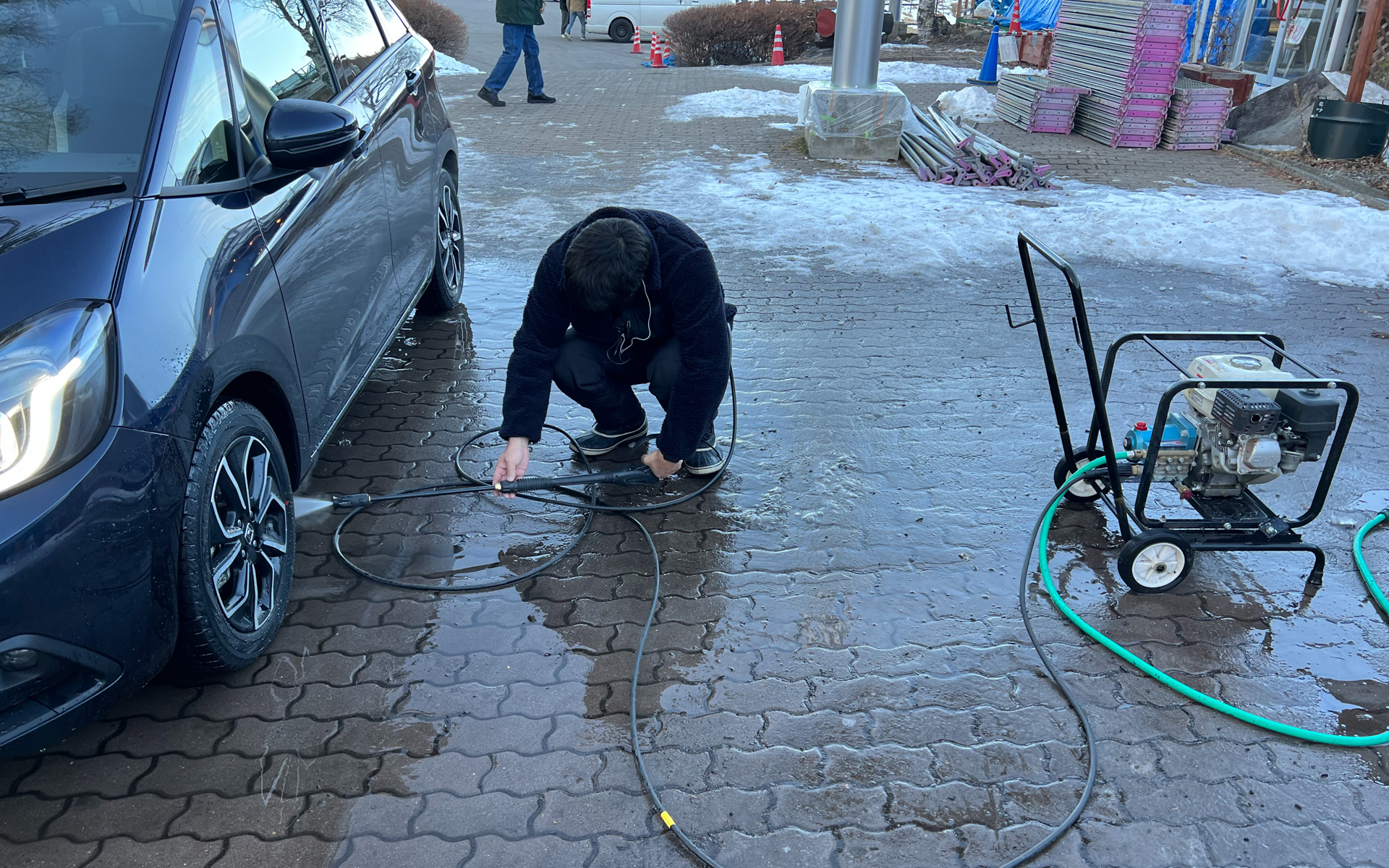 氷上に出る前に下まわりの洗浄をスタッフが行なってくれる