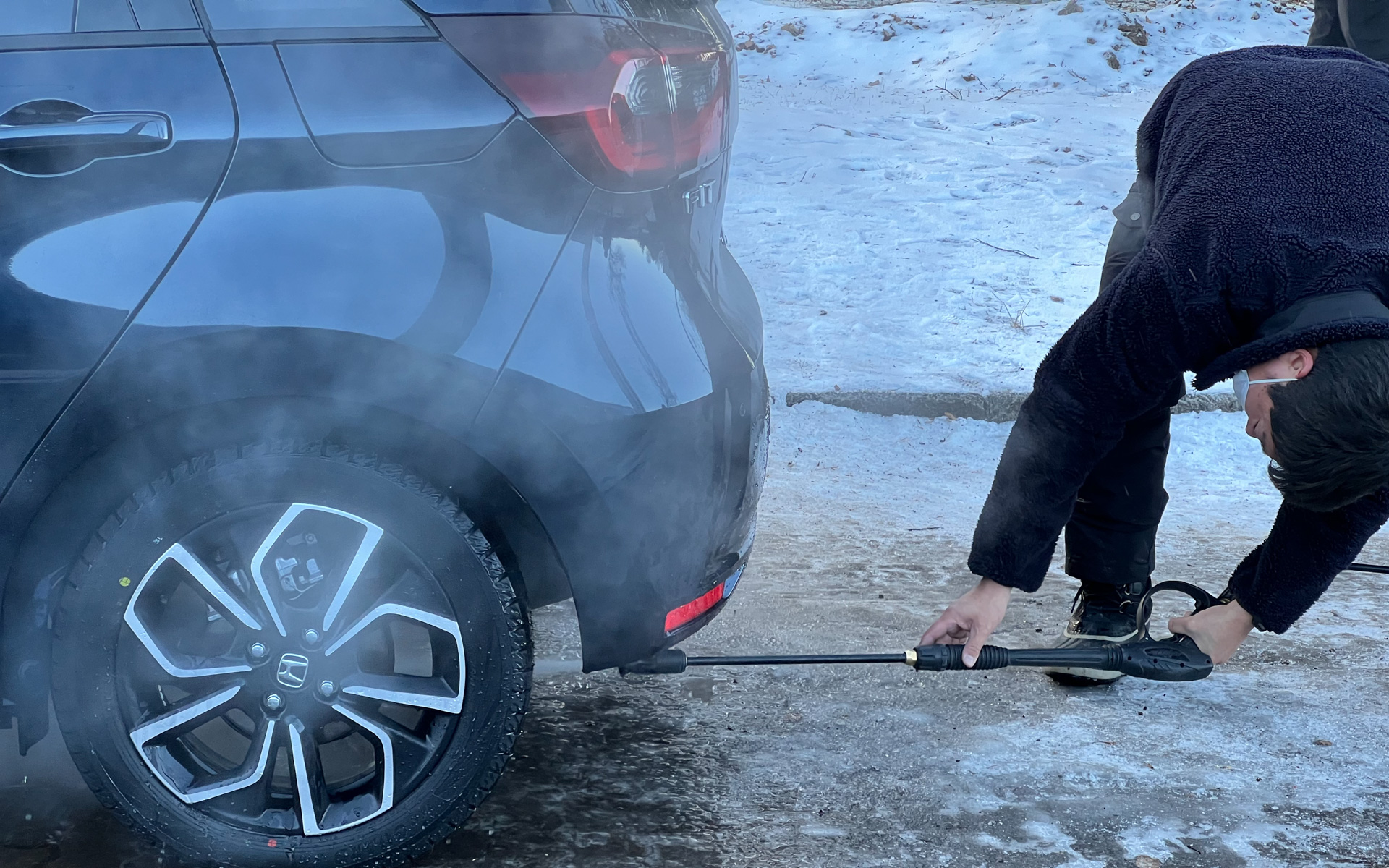 氷上に出る前に下まわりの洗浄をスタッフが行なってくれる