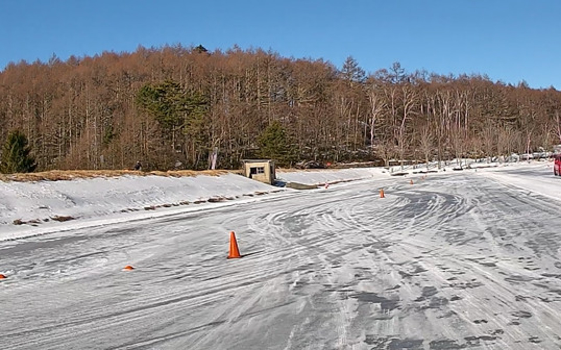 ドライブレコーダーの記録から切り出したスラロームゾーンの様子、すぐにパイロンが迫ってくるのでかなり早い段階からハンドルを切る必要がある