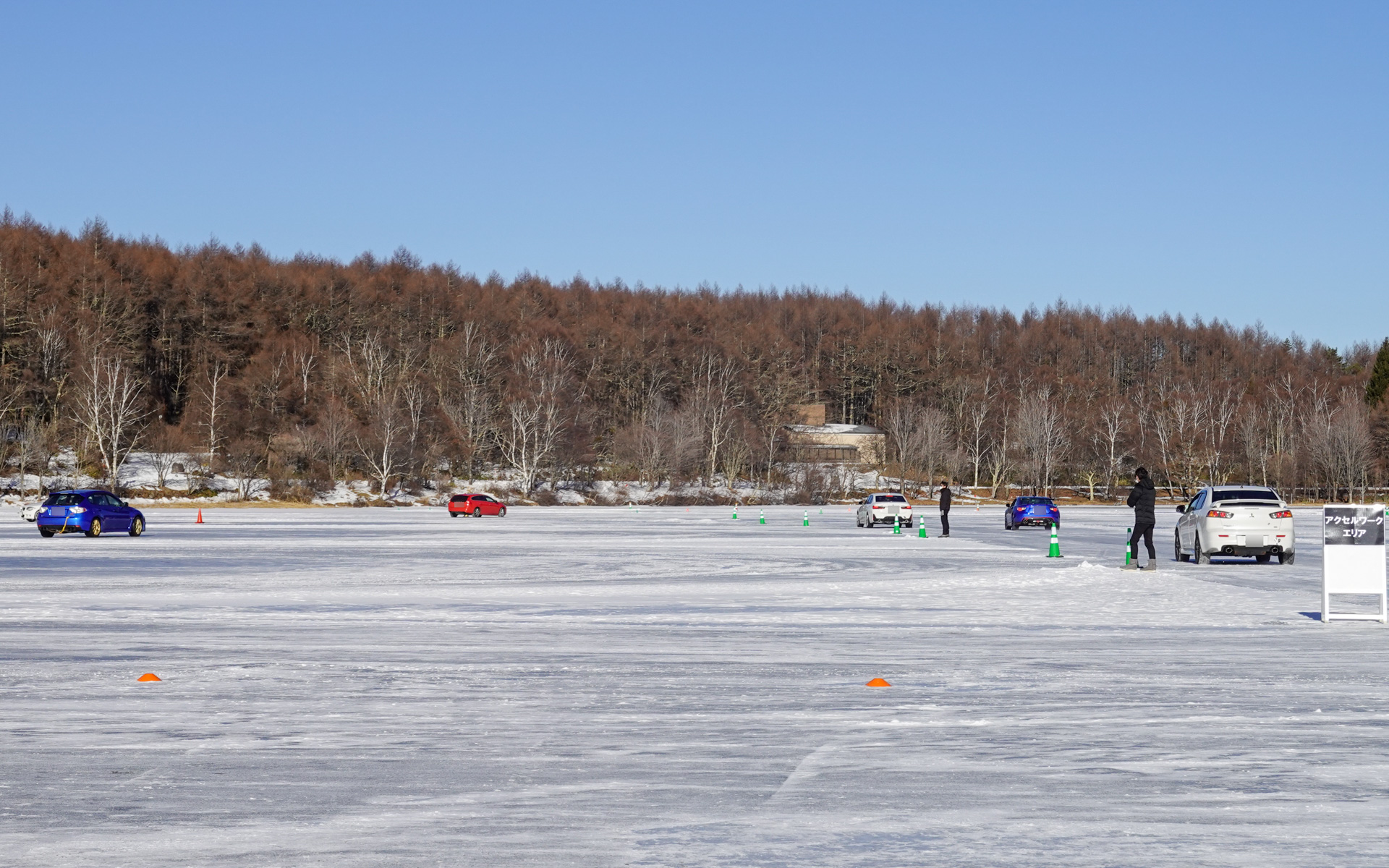 アクセルワークエリア。ひたすらパイロンのまわりをグルグルする