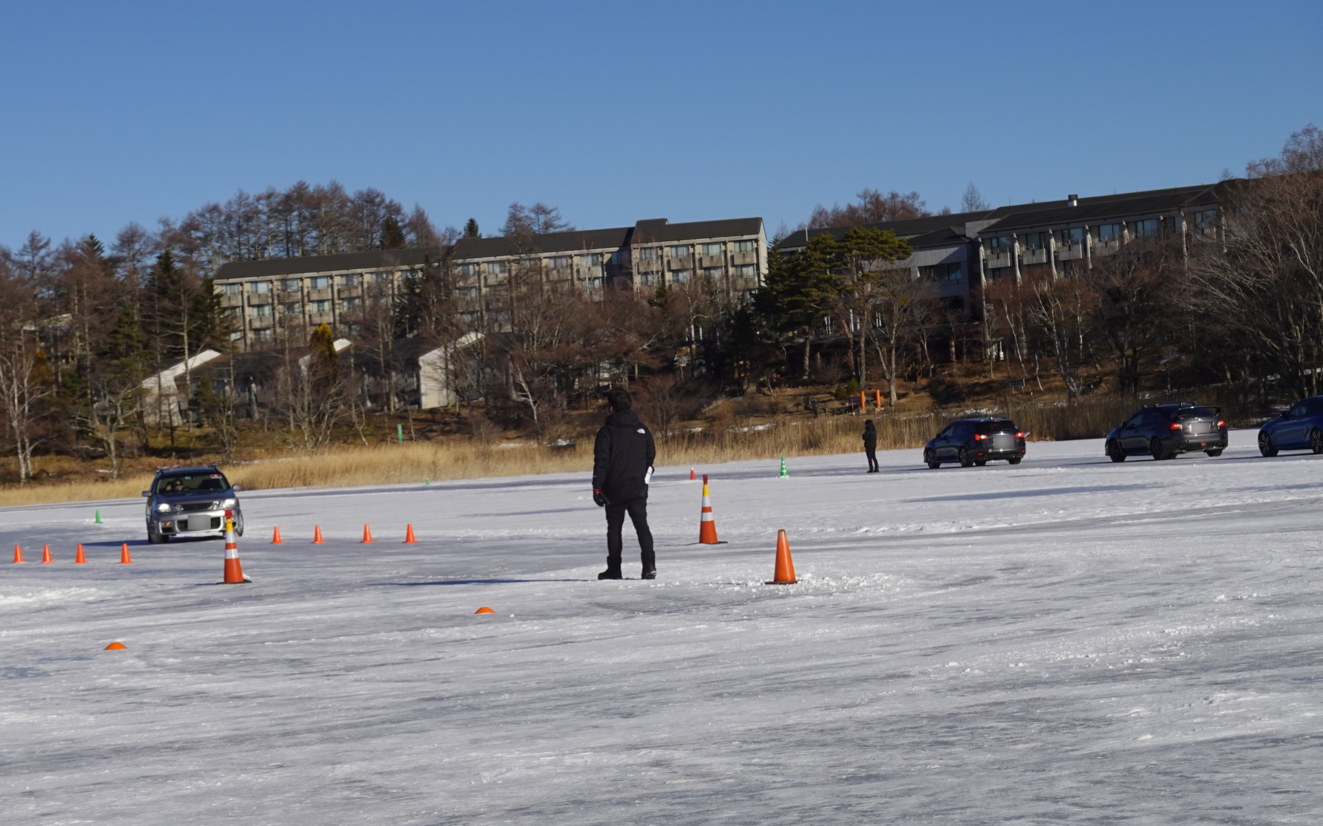 ハンドリングエリア。右側の車列がスタート位置、左側の小さなパイロンがたくさん立っているところがゴールで、このパイロンの範囲内に止める