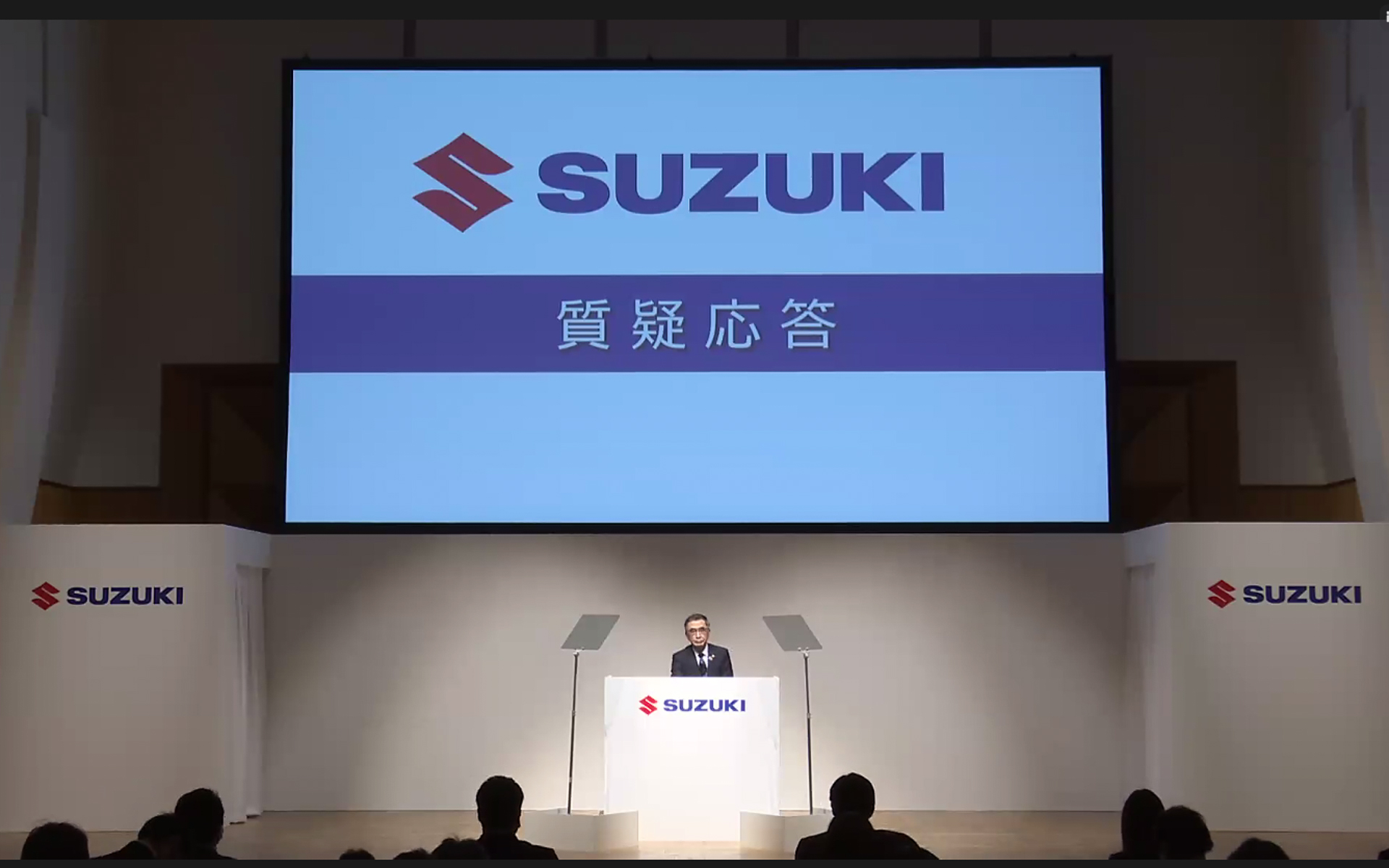 質疑応答に応える代表取締役社長の鈴木俊宏氏