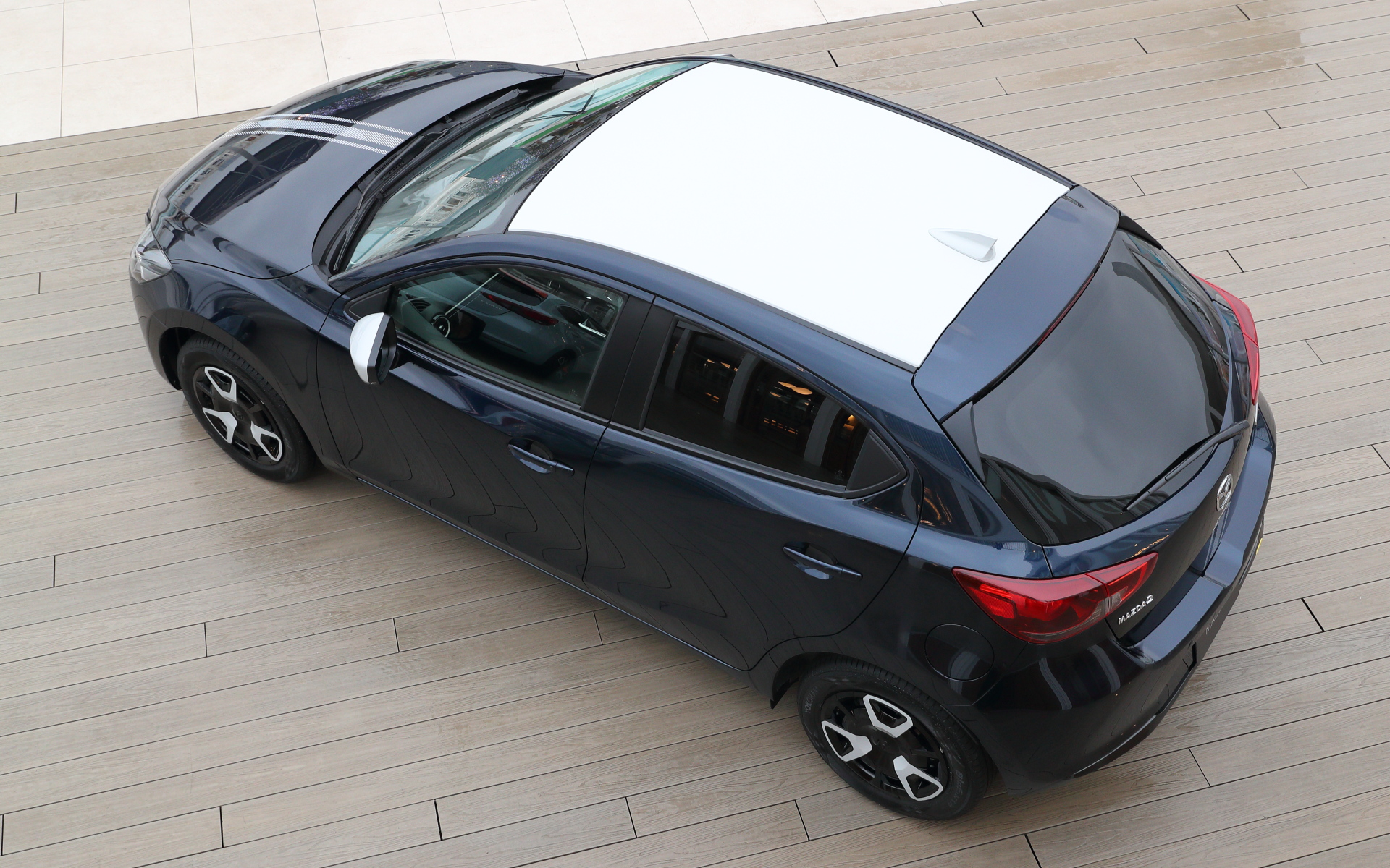 ルーフフィルムは手作業で貼っているが高品質な仕上がりを実現