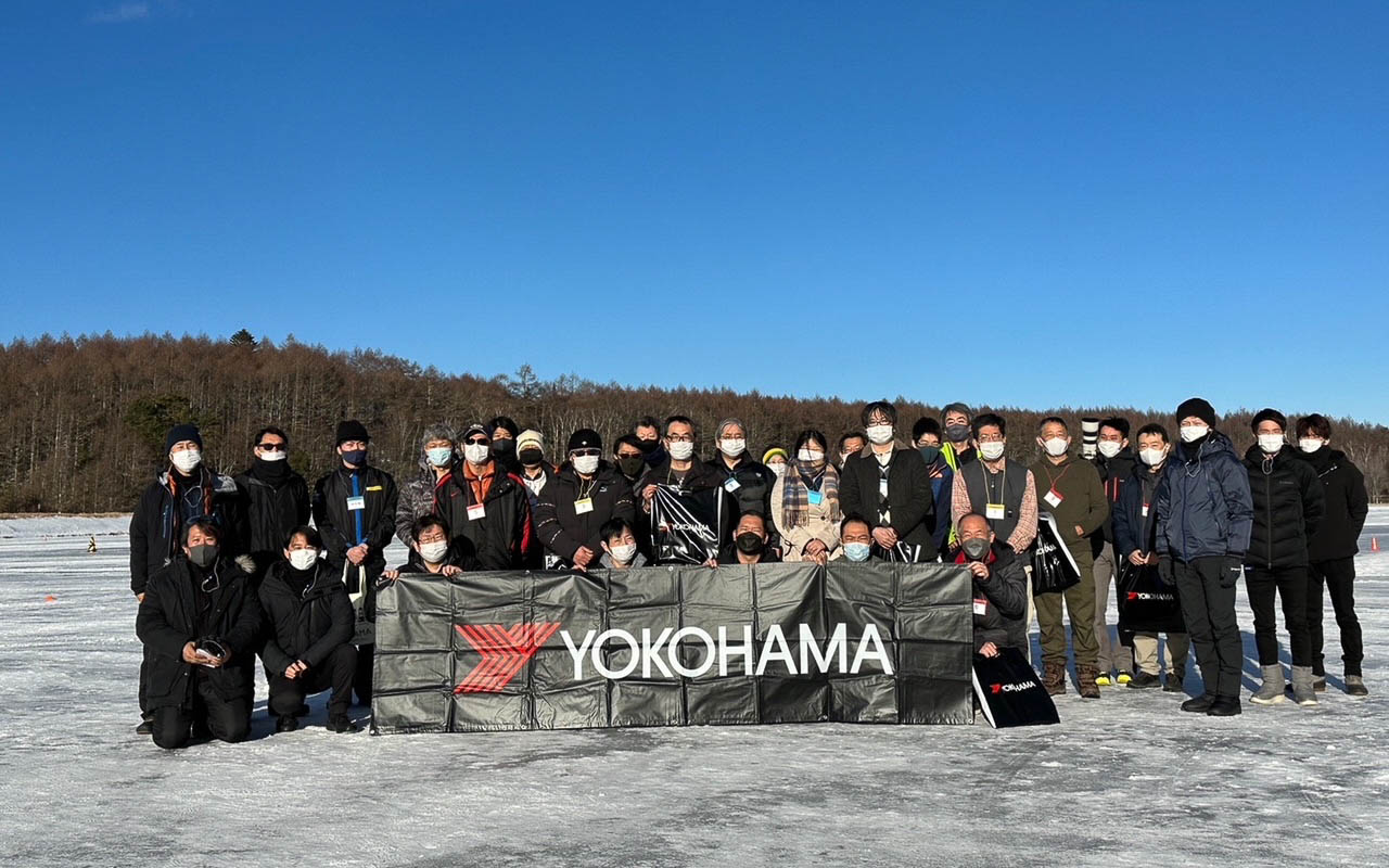 iceGUARD 7＆PROSPOEC Winter Driving Parkの集合写真。快晴の下に開催されました（そうです）