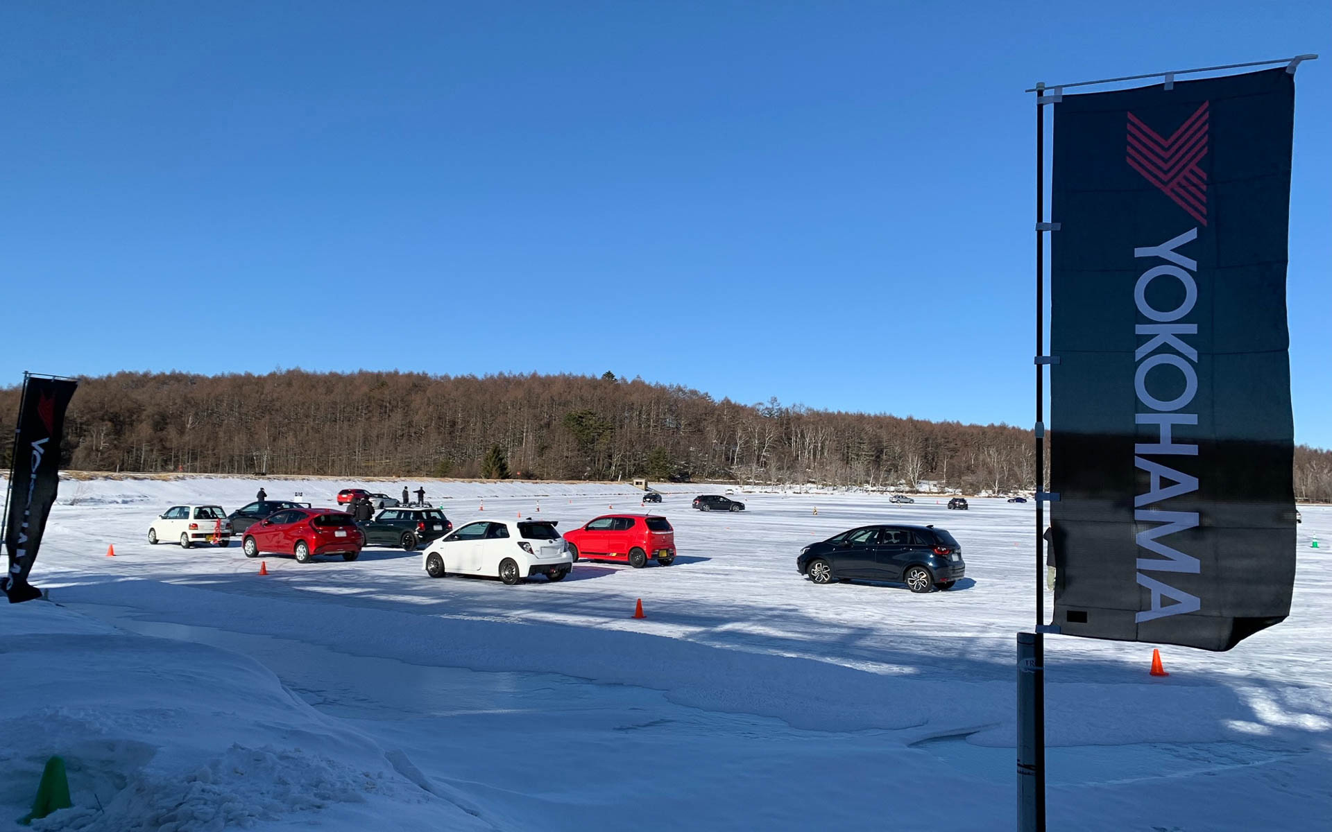 女神湖センターからの湖上に降りた参加車たち。車種もさまざまです