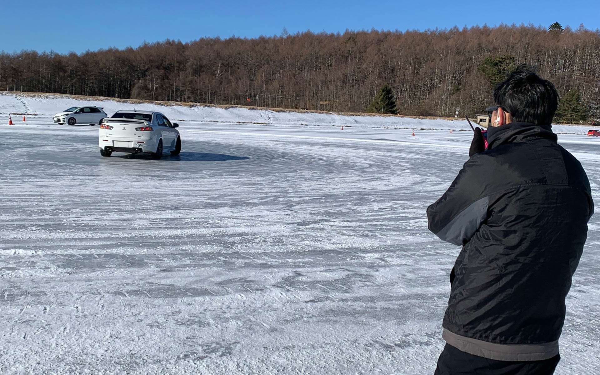 コース外からインストラクターの無線でのアドバイス。無線の調子がわるかった皆さん、来年は改善します（だそうです）