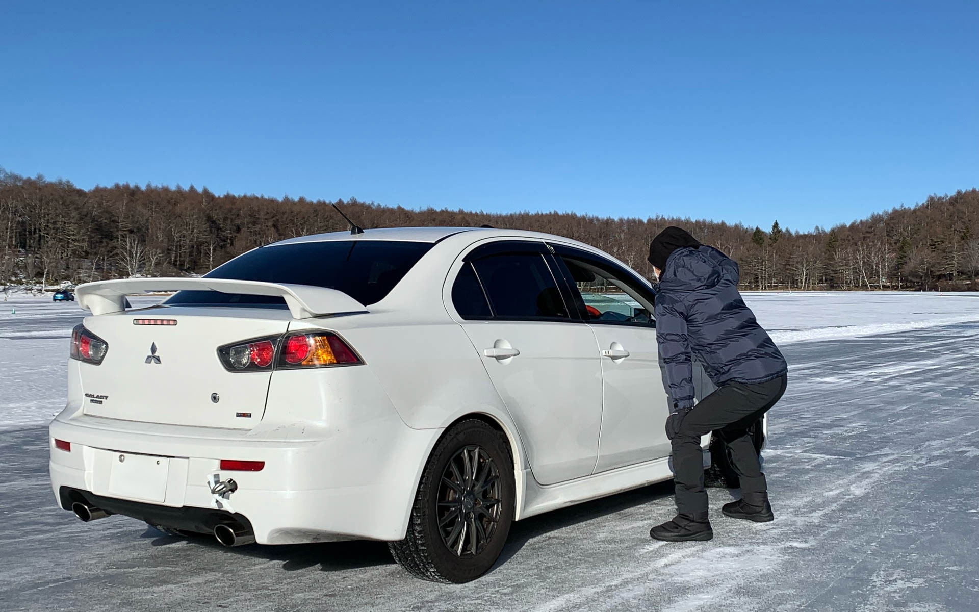 ハンドリングコースを走る前の簡単な説明。見るからに滑りそうな路面でしょ