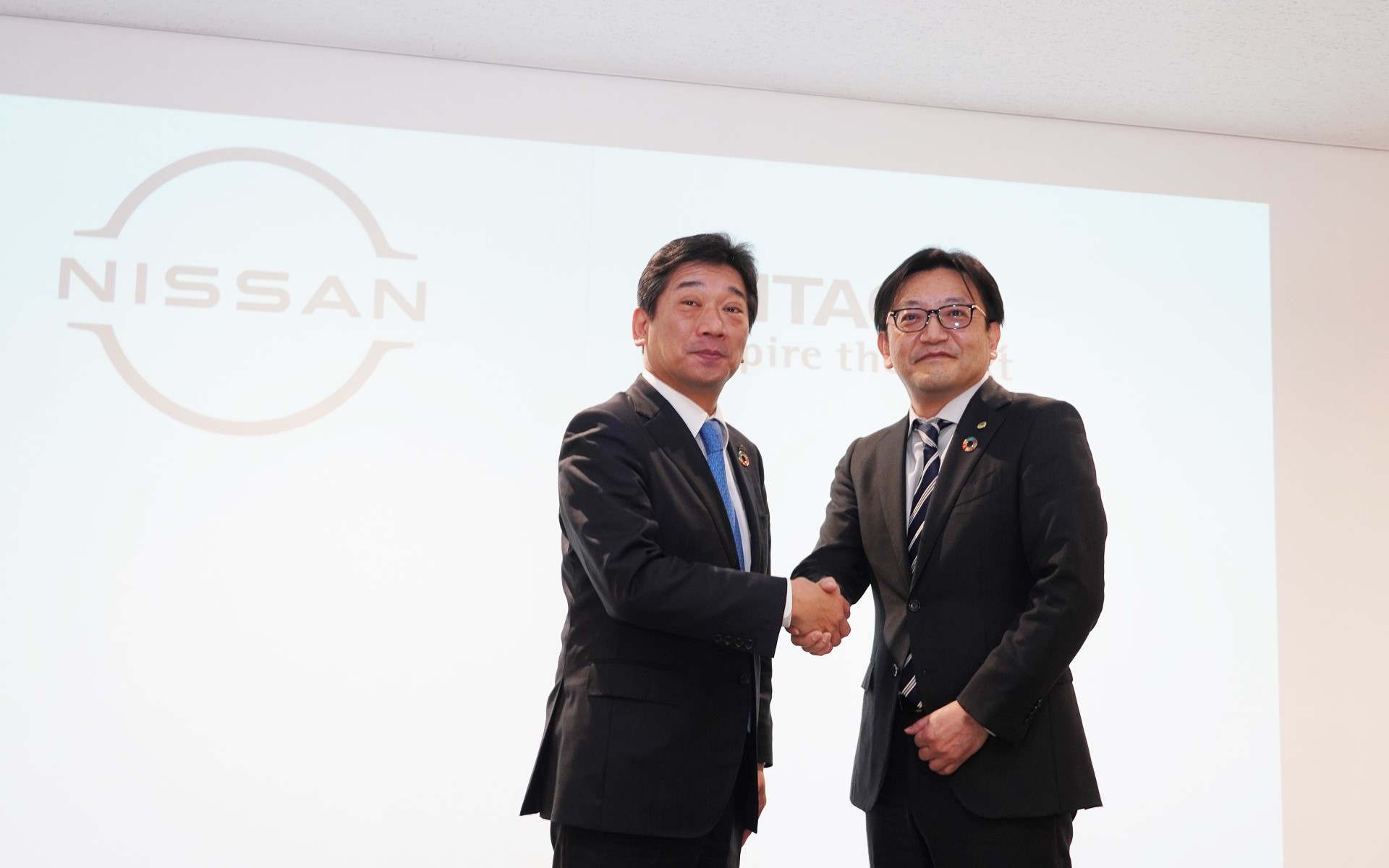 提携関係に握手